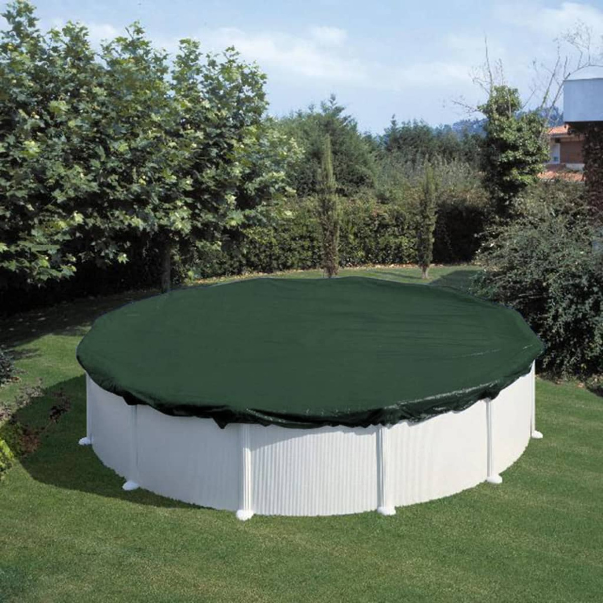 Ein oberirdischer Pool mit einer dunkelgrünen Abdeckung. Bäume und Gras umgeben den Pool.