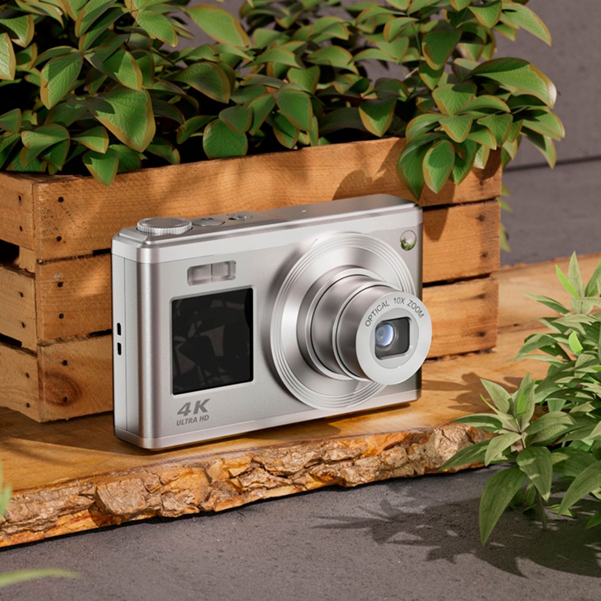 Srebrny aparat cyfrowy z obiektywem i ekranem. Umieszczony na drewnianej powierzchni.