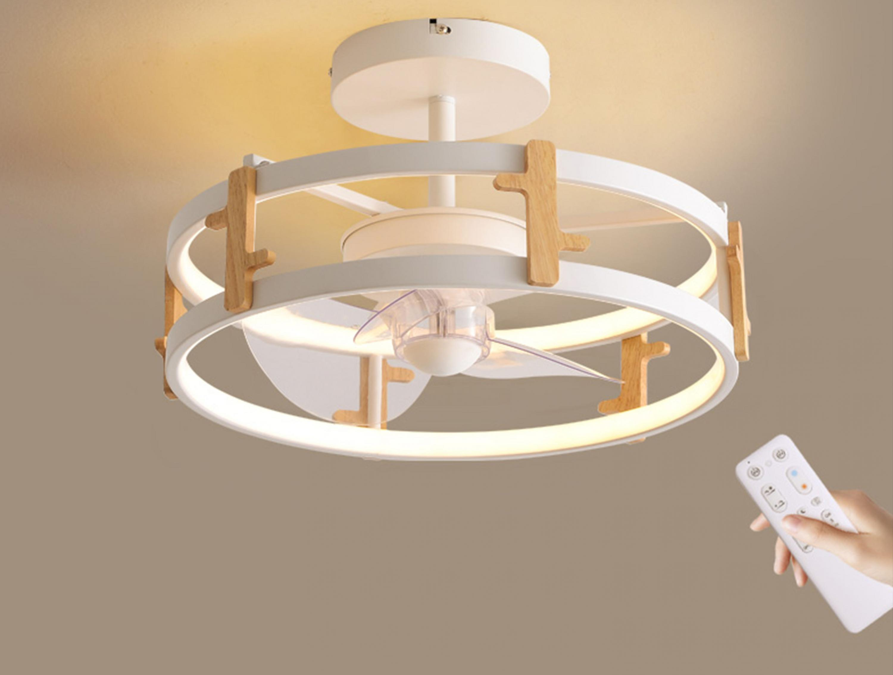 Ein weißer Deckenventilator mit Holzakzenten. Eine Fernbedienung wird gehalten, um den Lüfter zu steuern.