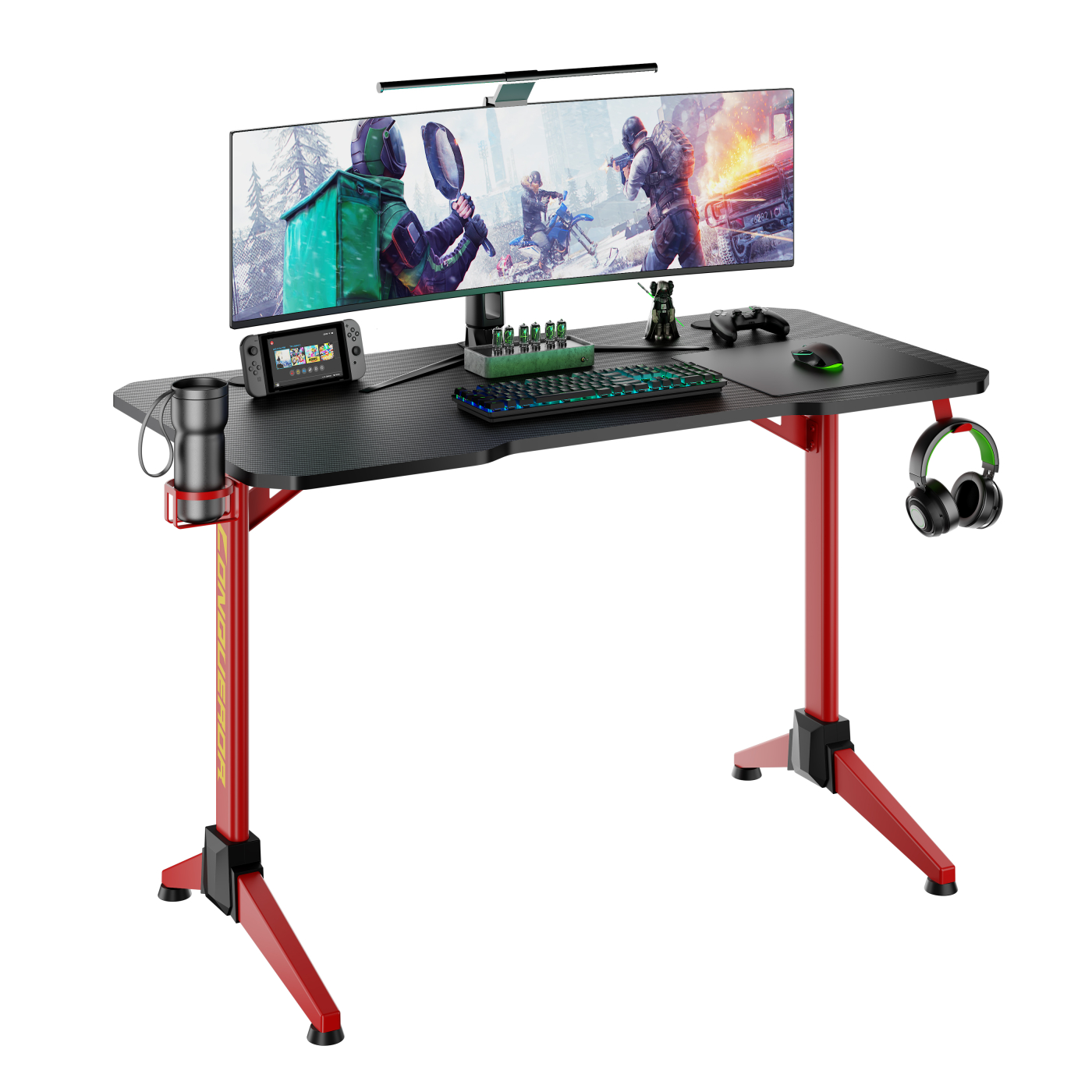 Gaming-Schreibtisch mit Monitor, Zubehör und roten Beinen. Schwarze Oberfläche. Weißer Hintergrund.