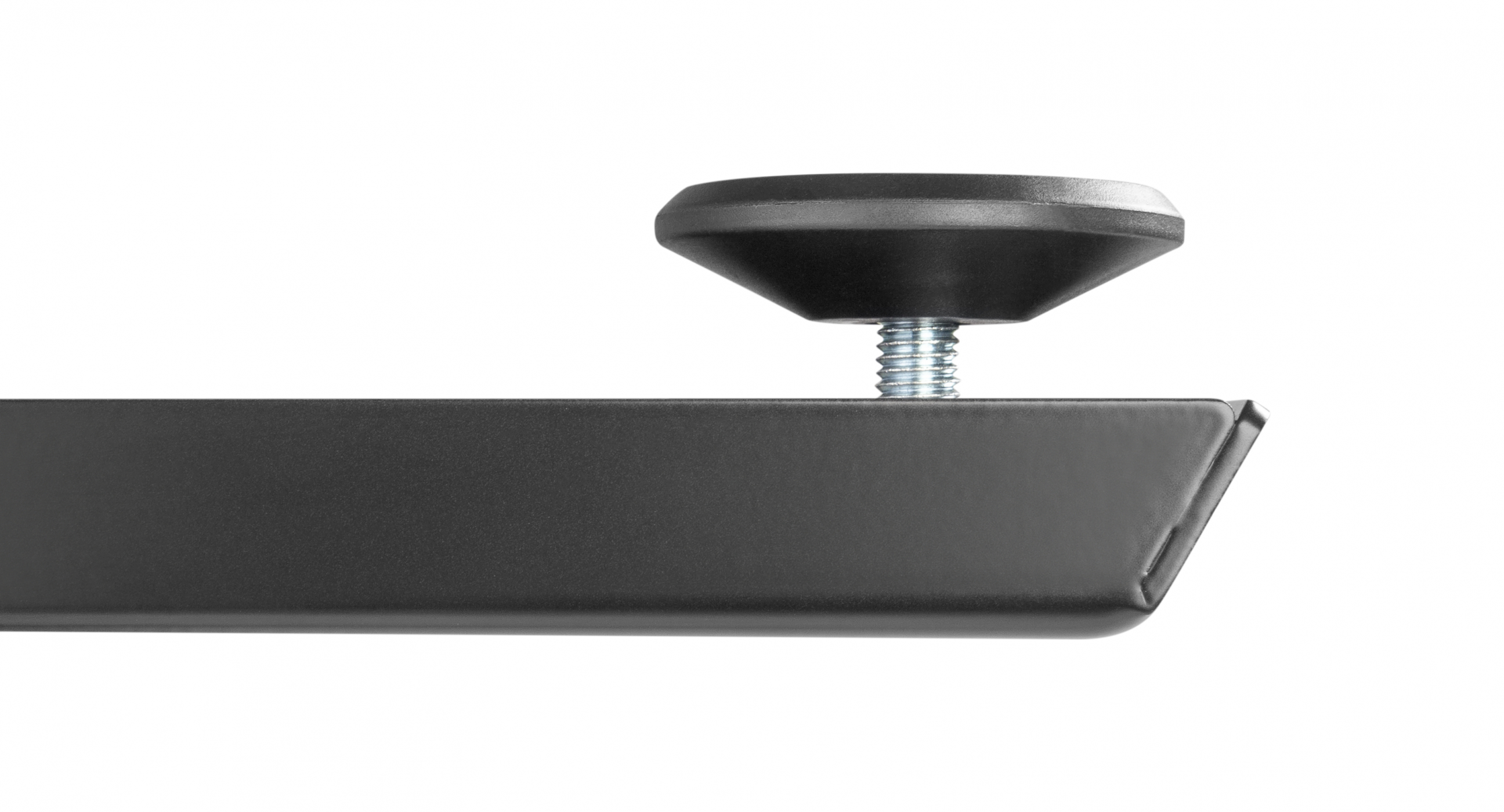 Een zwarte metalen voet met een schroef. De schroef is zilverkleurig. De achtergrond is wit.