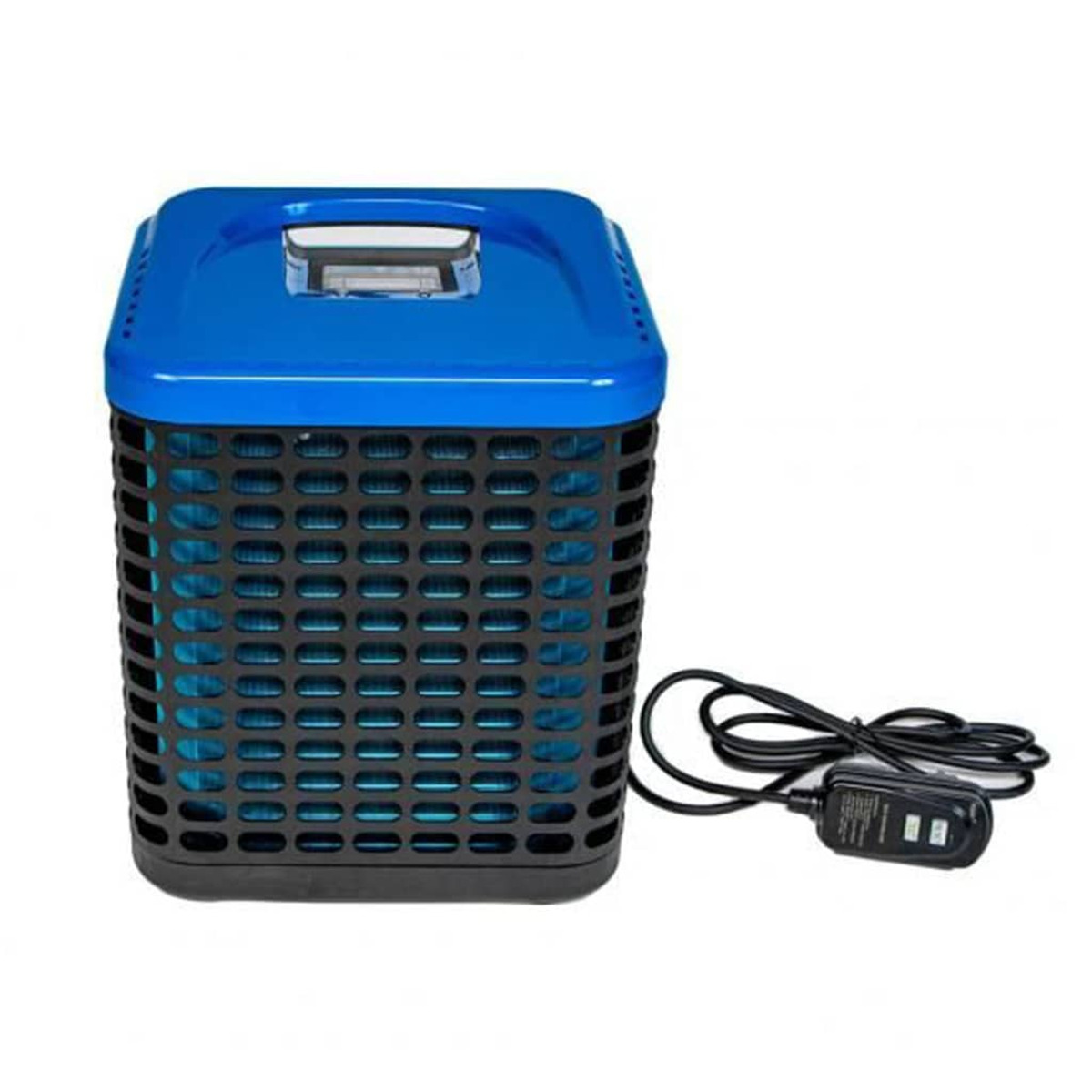 Ein blau-schwarzer Luftkühler mit Netzkabel und Bedienfeld. Das Design weist ein Gittermuster auf.
