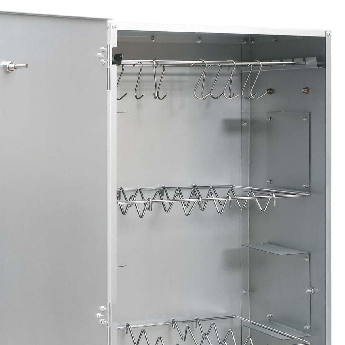 Offener Metallschrank mit Haken und Regalen. Silberne Farbe, Stauraum. Innenansicht.