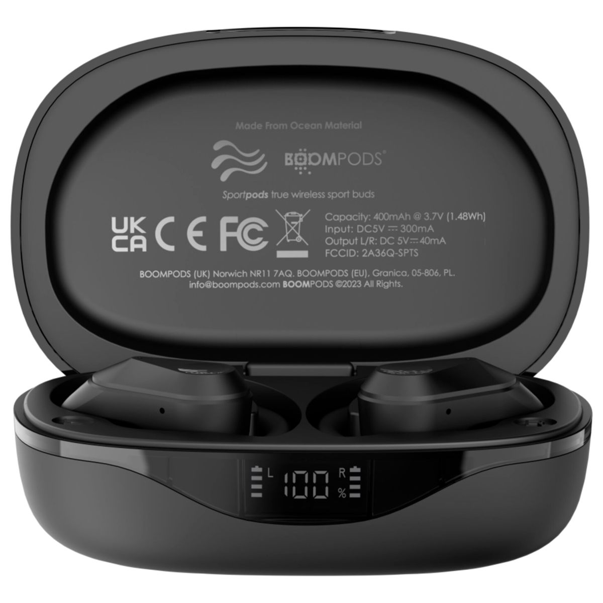 Custodia di ricarica per auricolari nera aperta, con auricolari all'interno. Testo e loghi visibili.