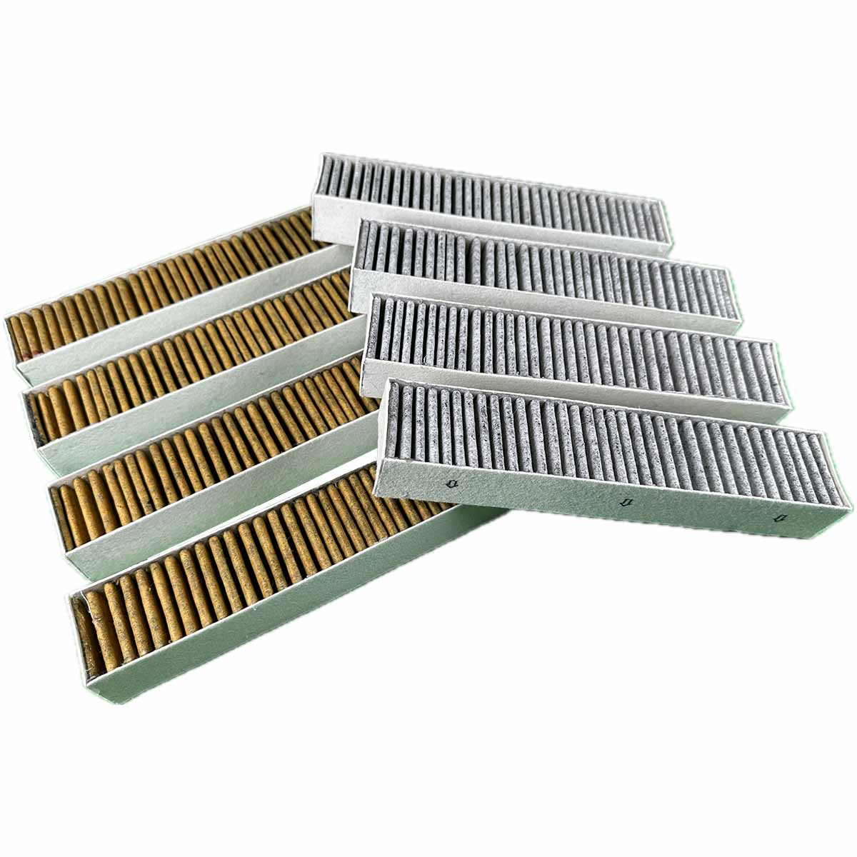 Eine Gruppe von Luftfilter-Ersatzteilen in weißen Boxen. Die Filter bestehen aus grauem und braunem Material.