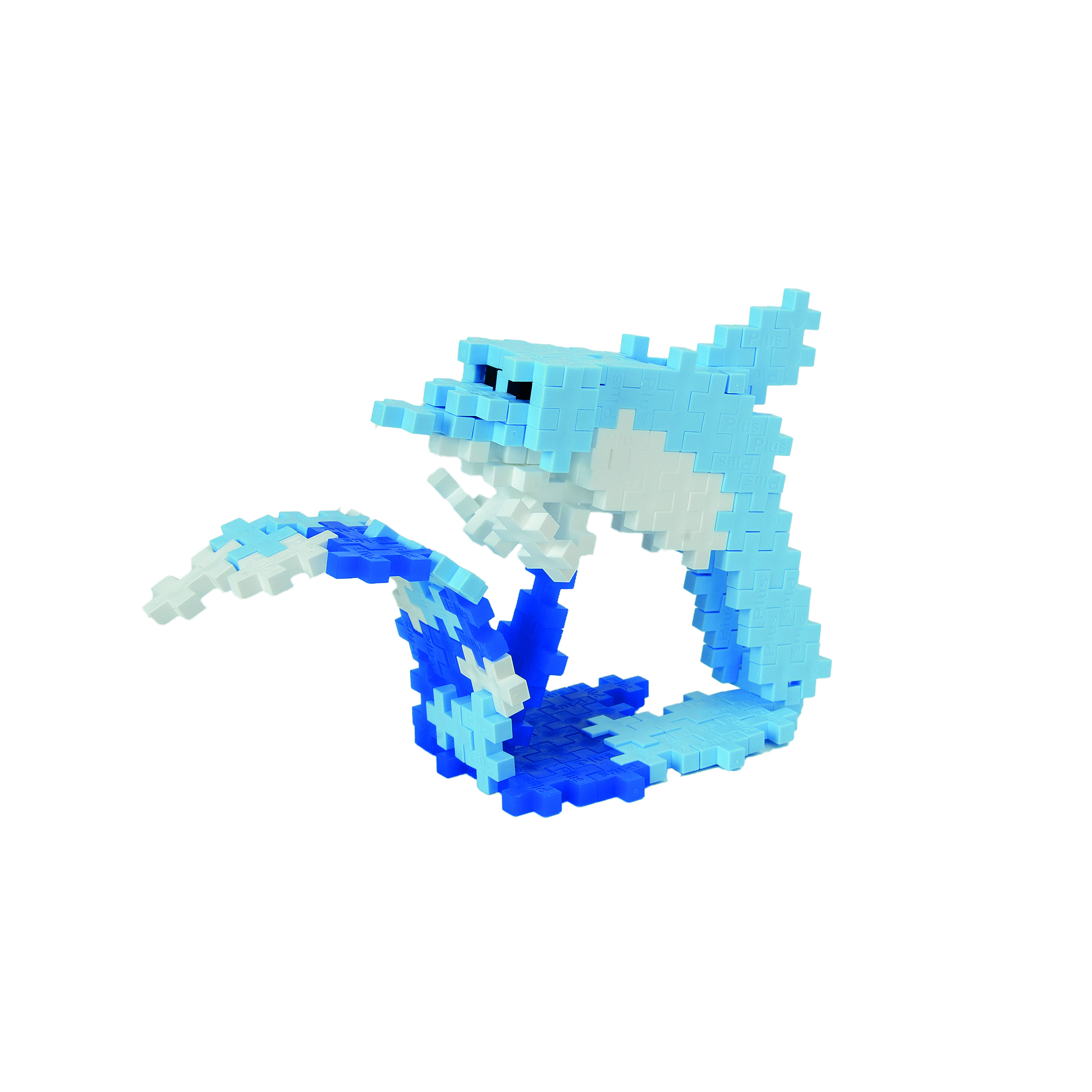 Un delfino blu e bianco fatto di blocchi di plastica ad incastro, su sfondo bianco.