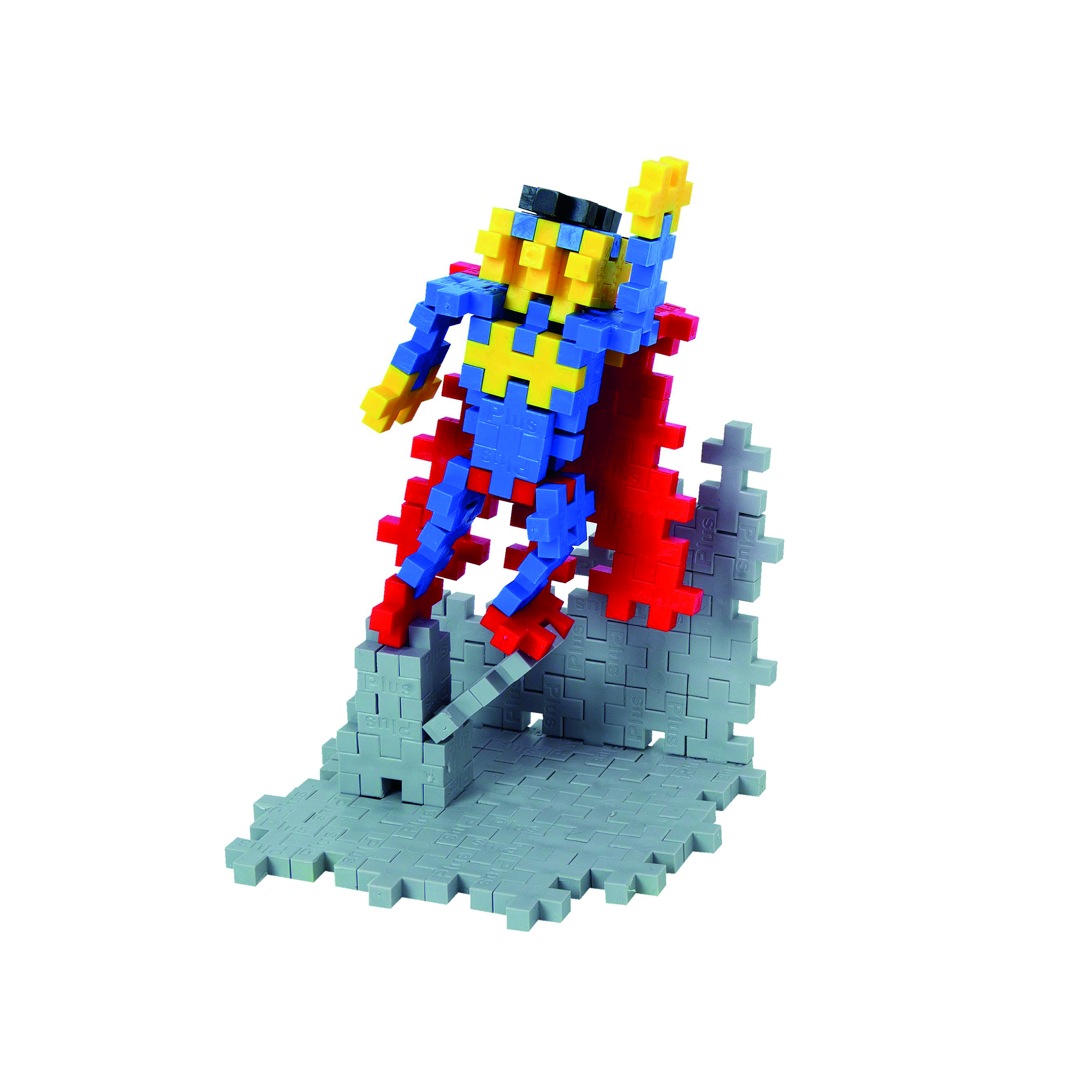 Superman aus Plastikblöcken in Flugpose auf grauer Blockbasis.
