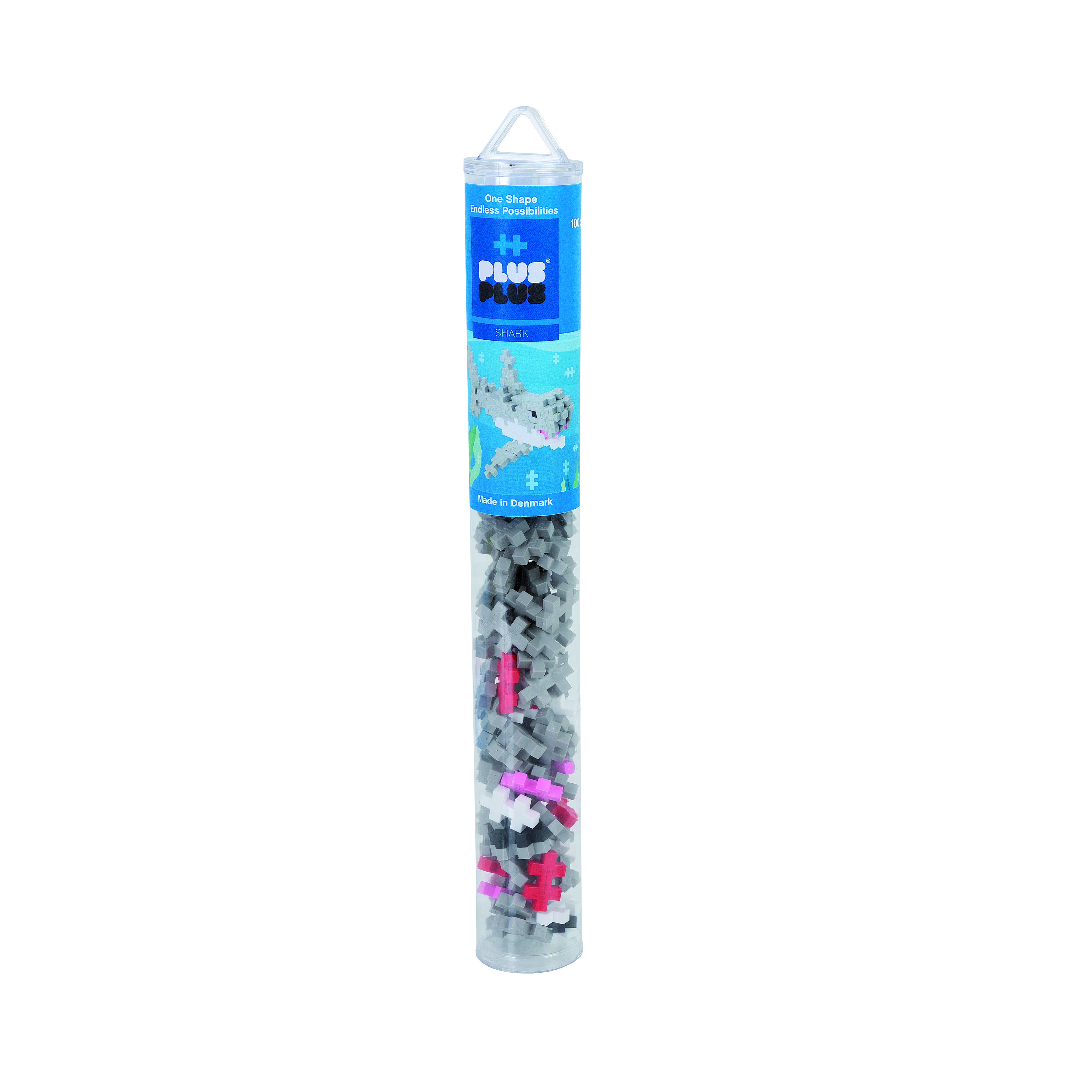 Eine durchsichtige Plastikröhre gefüllt mit bunten Plastikblöcken. Die Blöcke haben verschiedene Formen und Farben.