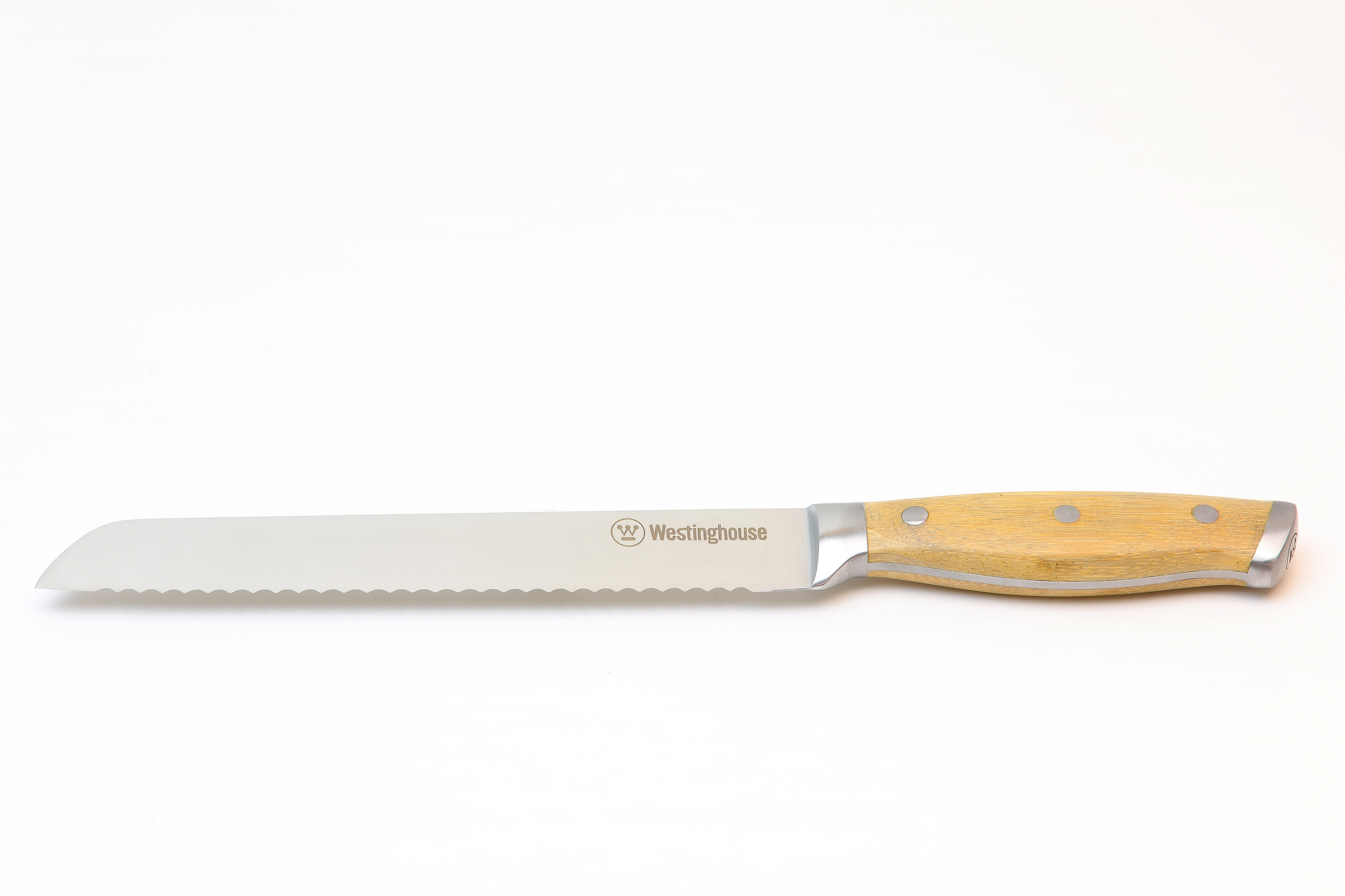 Ein Brotmesser mit Holzgriff und Westinghouse-Logo auf der Klinge, auf Weiß.