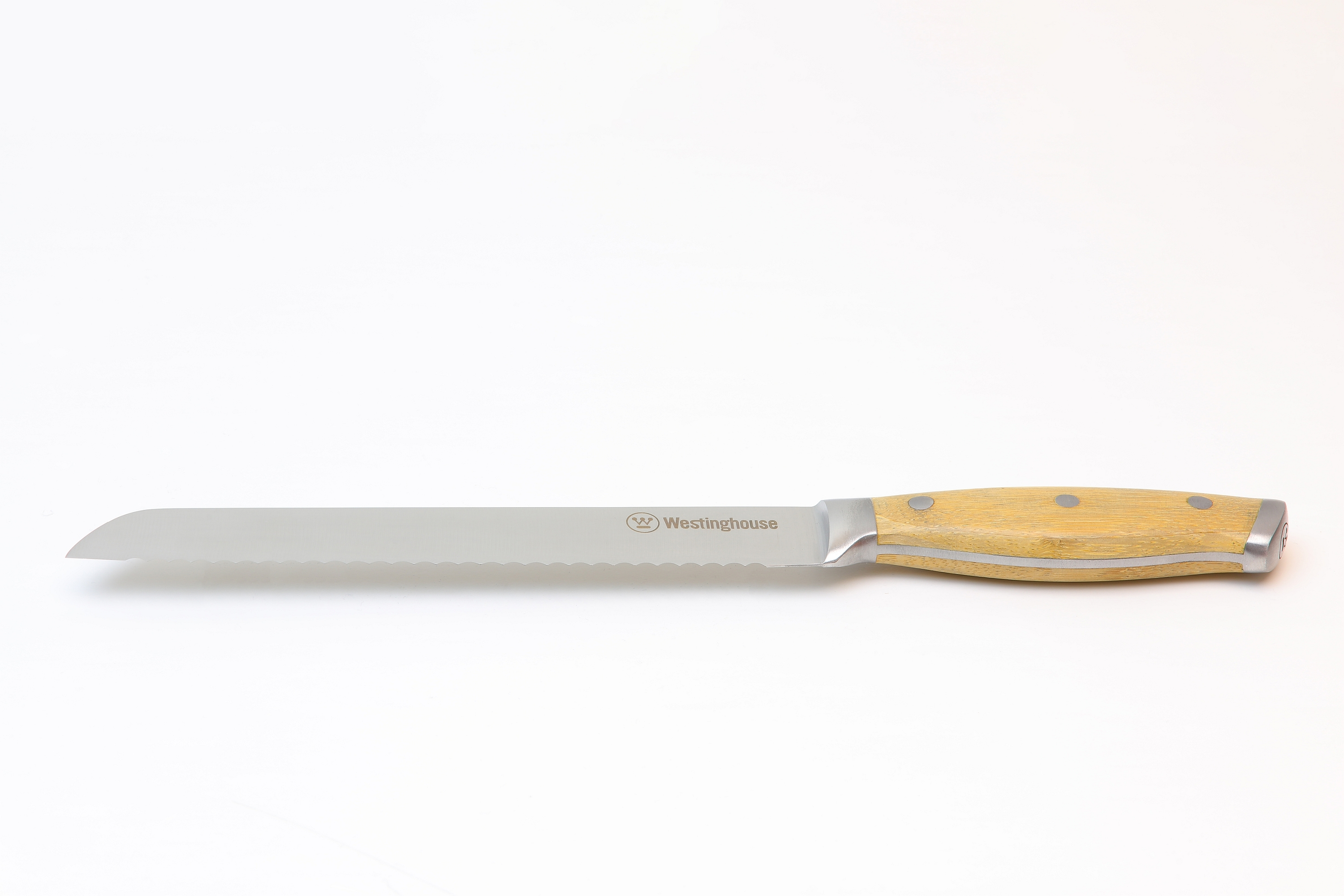 Ein Brotmesser mit Holzgriff und gezahnter Klinge, isoliert.