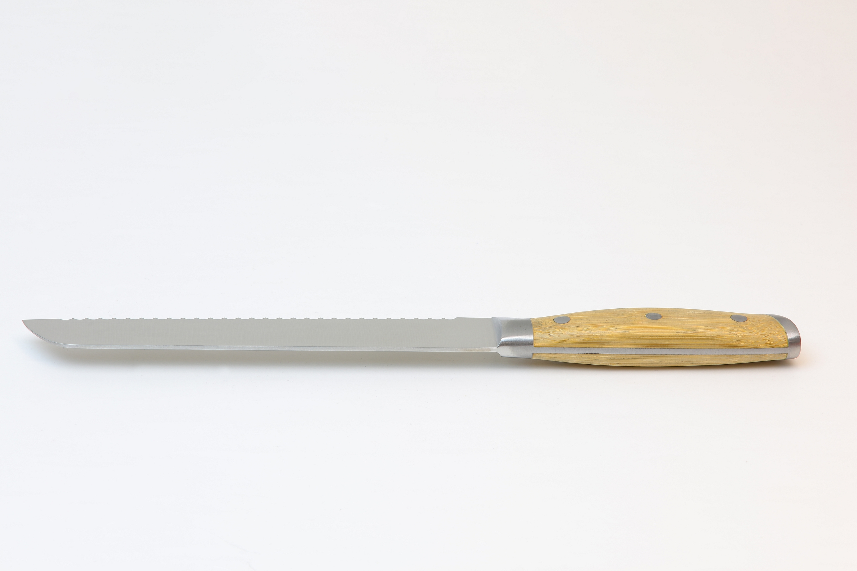 Brotschneidemesser mit Holzgriff. Gezahnte Klinge. Weißer Hintergrund.