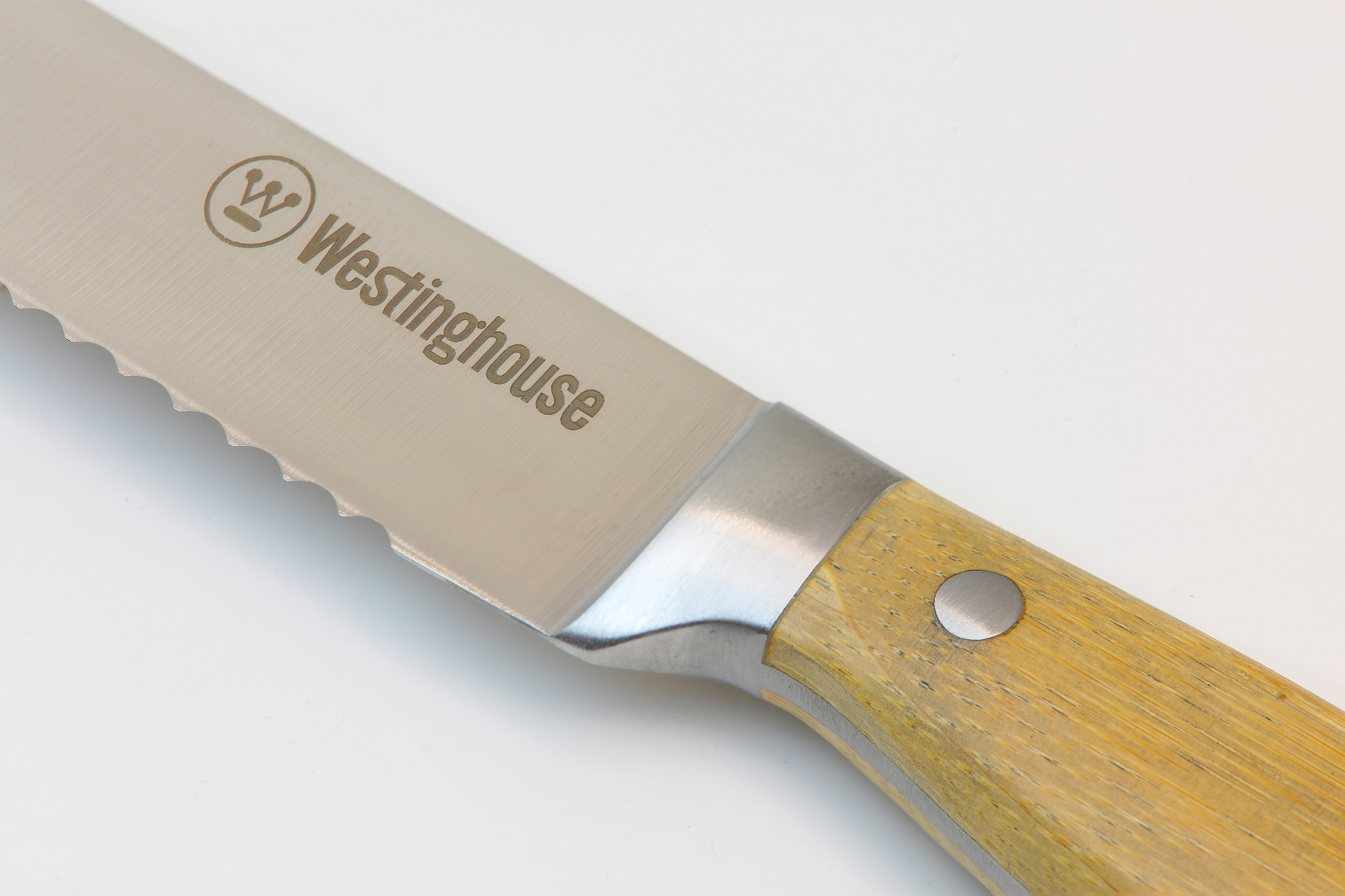 Nahaufnahme eines Brotmessers mit gezahnter Klinge und Holzgriff. Westinghouse-Logo sichtbar.