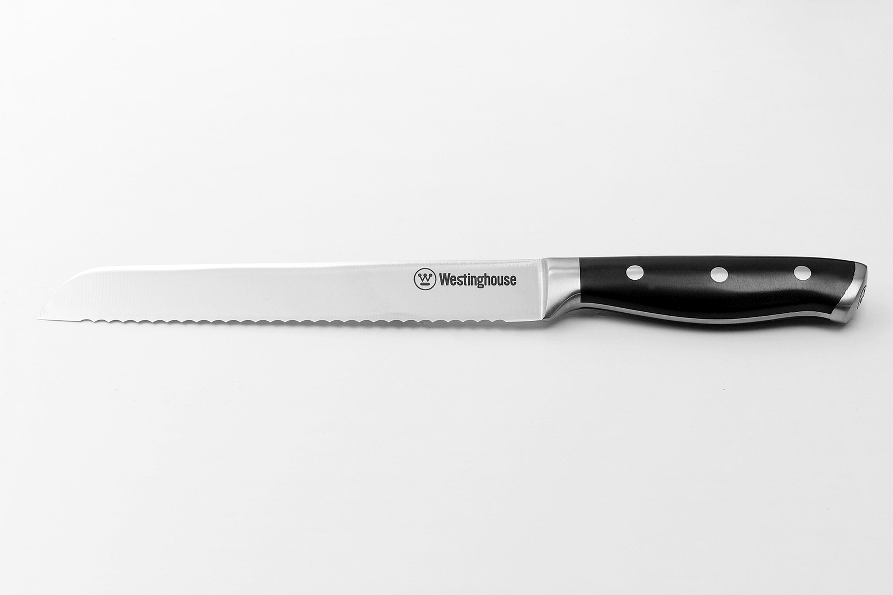 Brotschneidemesser mit schwarzem Griff und gezahnter Klinge. Weißer Hintergrund.