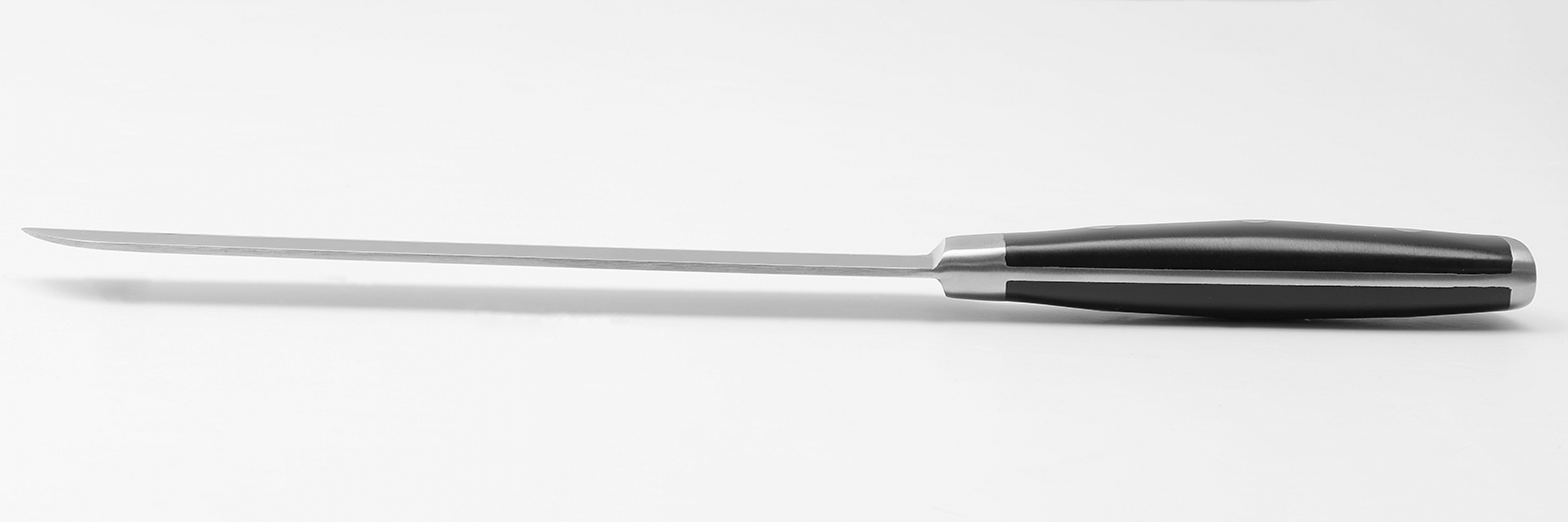 Ein langes, dünnes silbernes Messer mit schwarzem Griff, von der Seite gesehen, auf weißem Hintergrund.