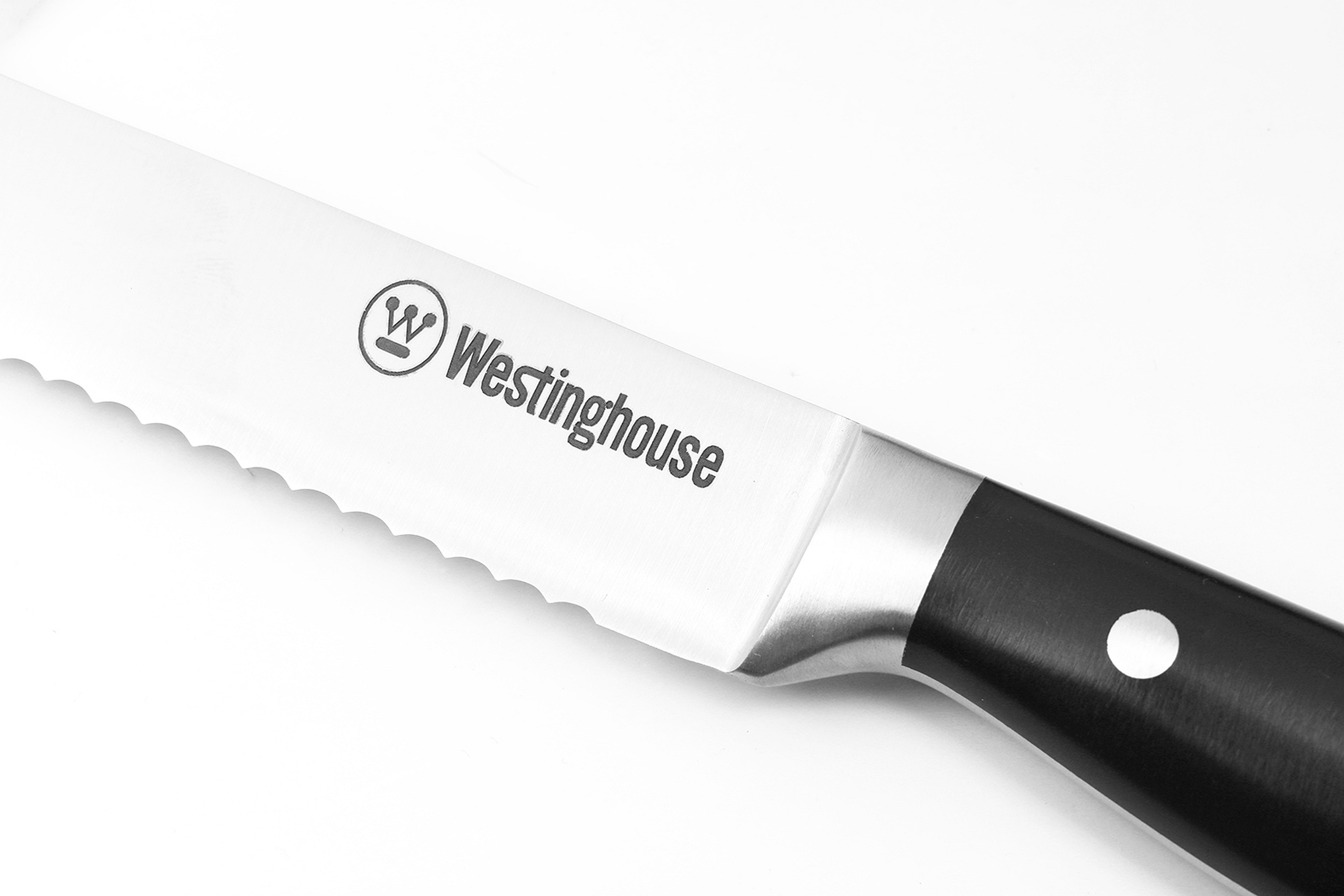Brotschneidemesser, teilweise sichtbar. Schwarzer Griff, gezahnte Klinge mit Westinghouse-Logo.