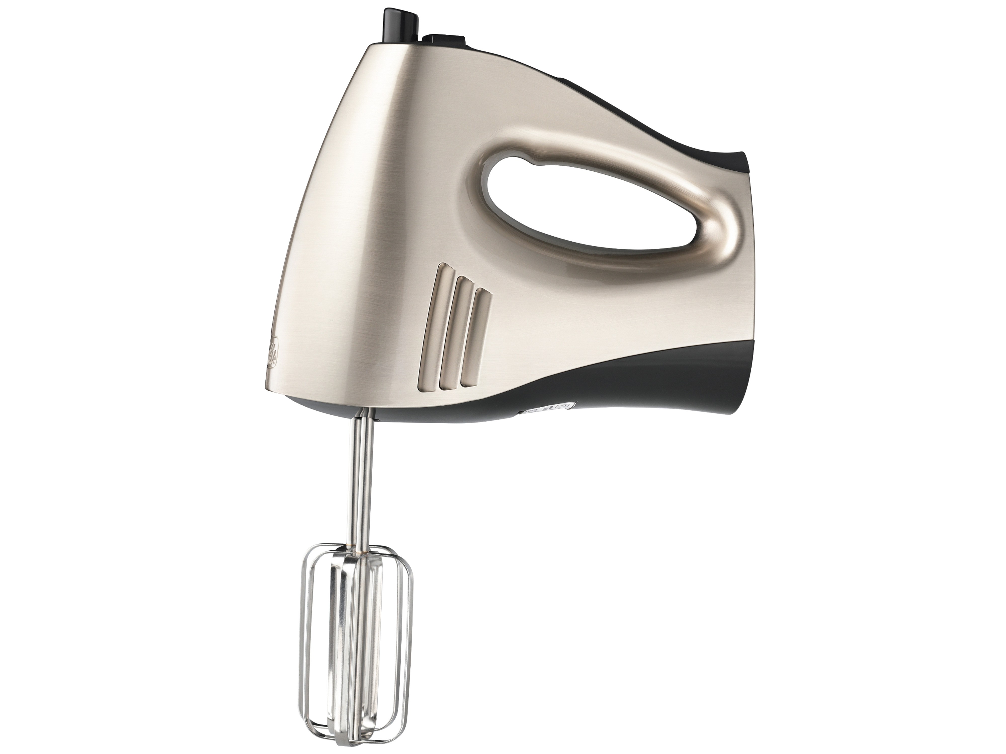 Ein silberner Handmixer mit Schneebesenaufsatz vor weißem Hintergrund.