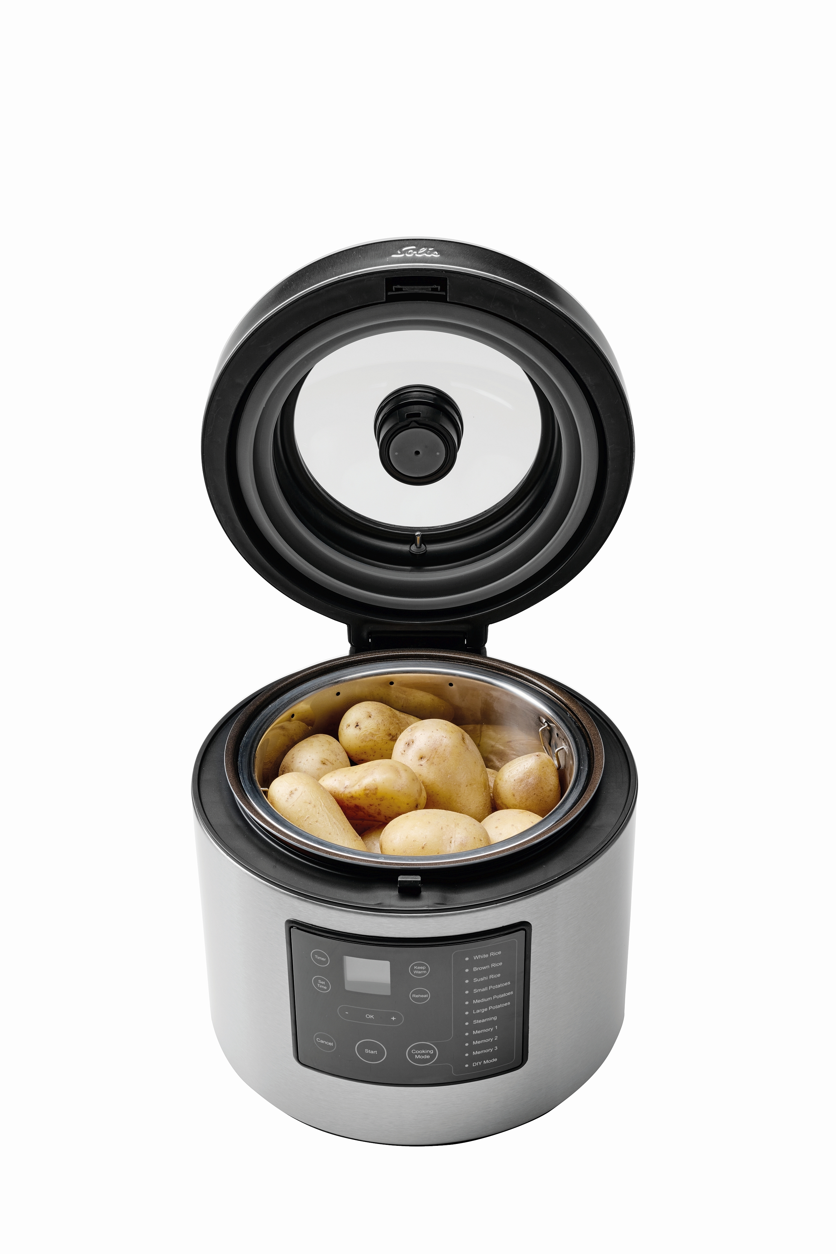 Ein Kartoffeldämpfer aus Edelstahl mit Kartoffeln, Deckel offen, auf weißem Hintergrund.