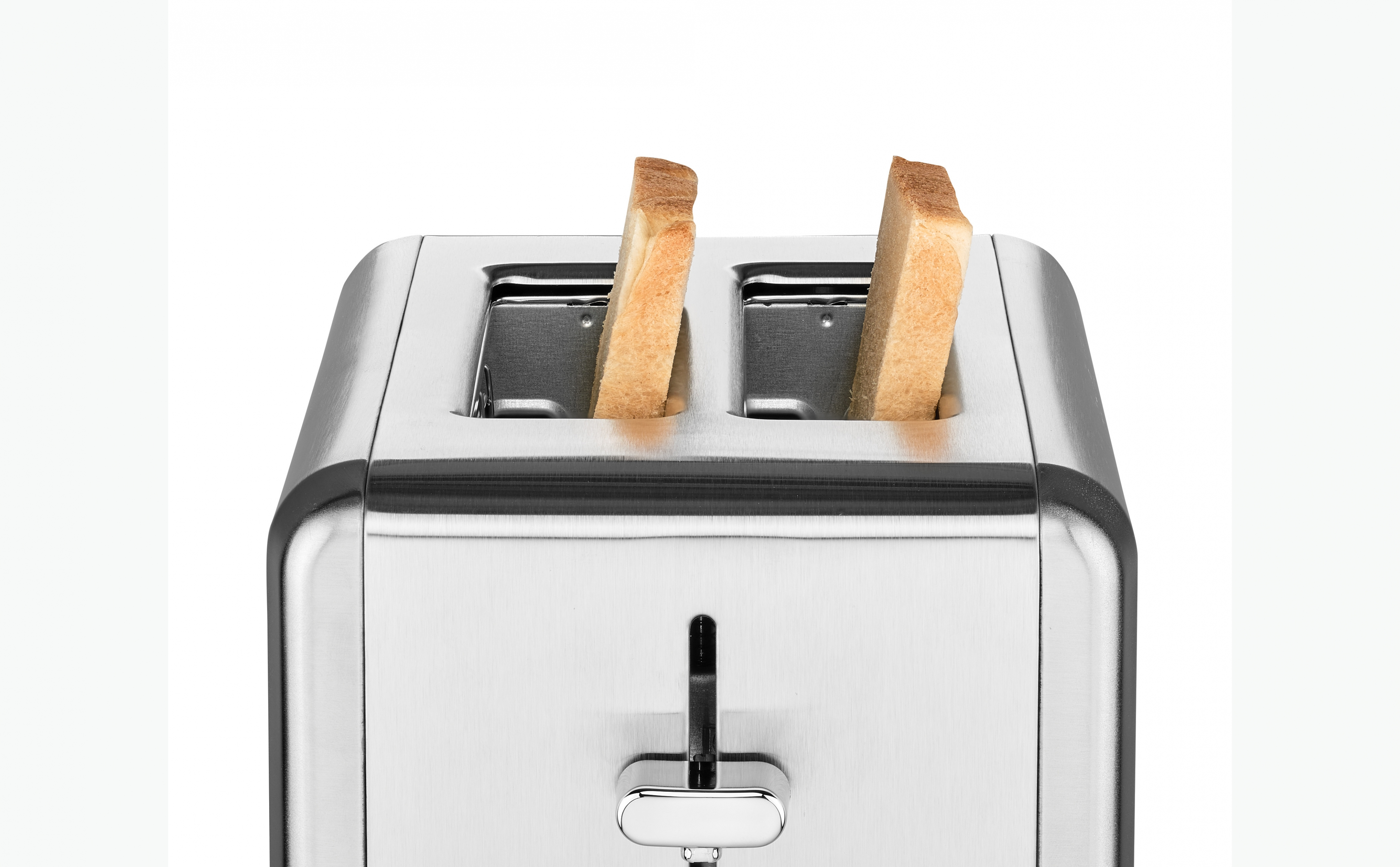 Chromowany toster z dwiema kromkami tostowanego chleba w środku. Toster jest na białym tle.