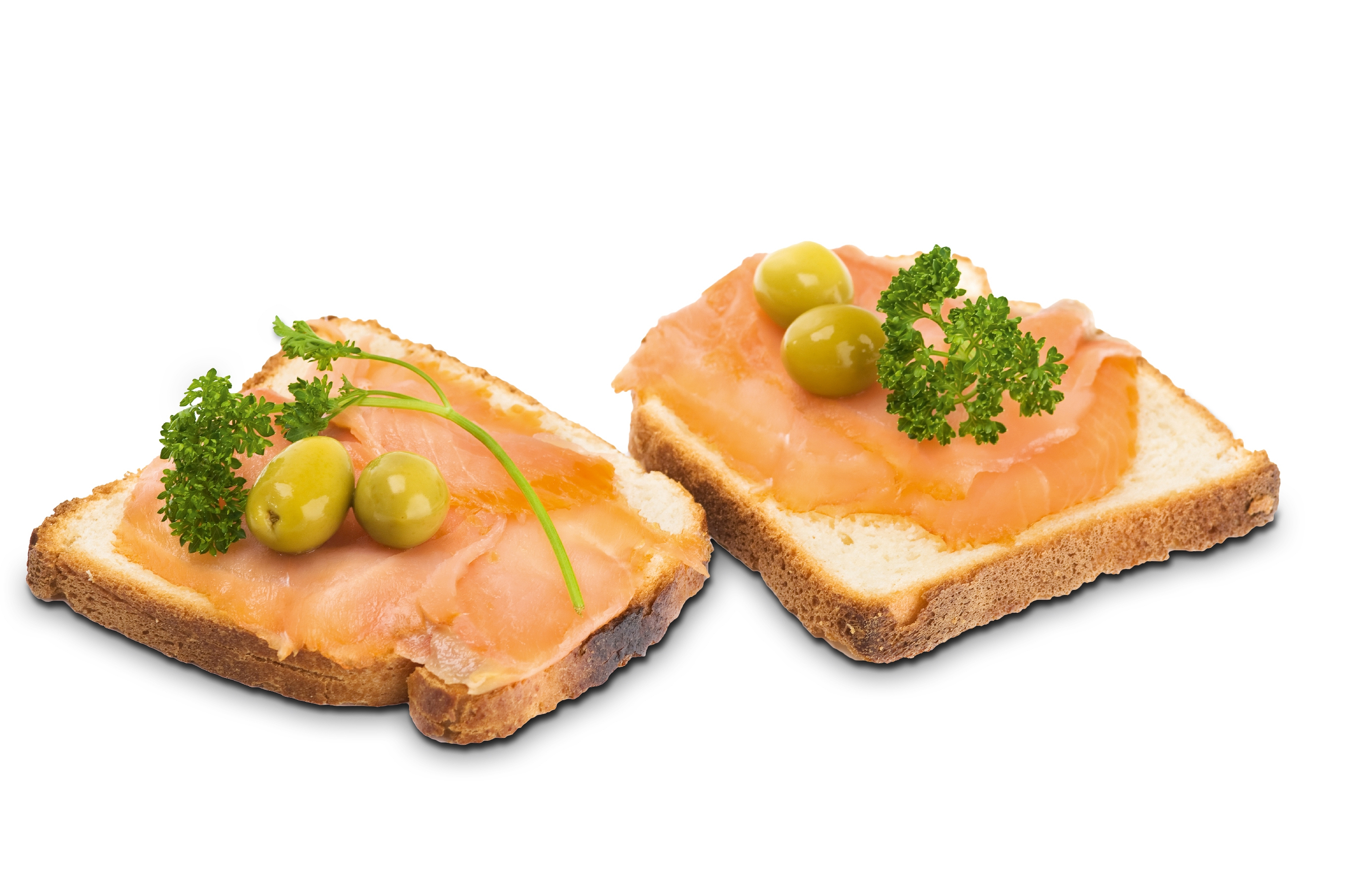Dwa tosty z łososiem, oliwkami i pietruszką na białym tle. Prezentacja jedzenia.