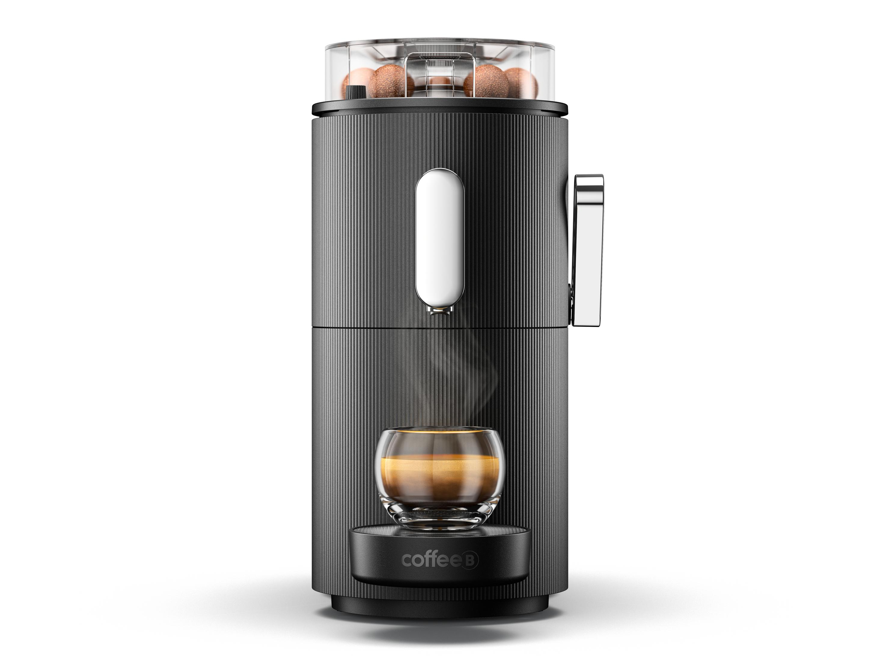 Schwarze Kaffeemaschine mit einer Tasse Kaffee. Weißer Hintergrund.