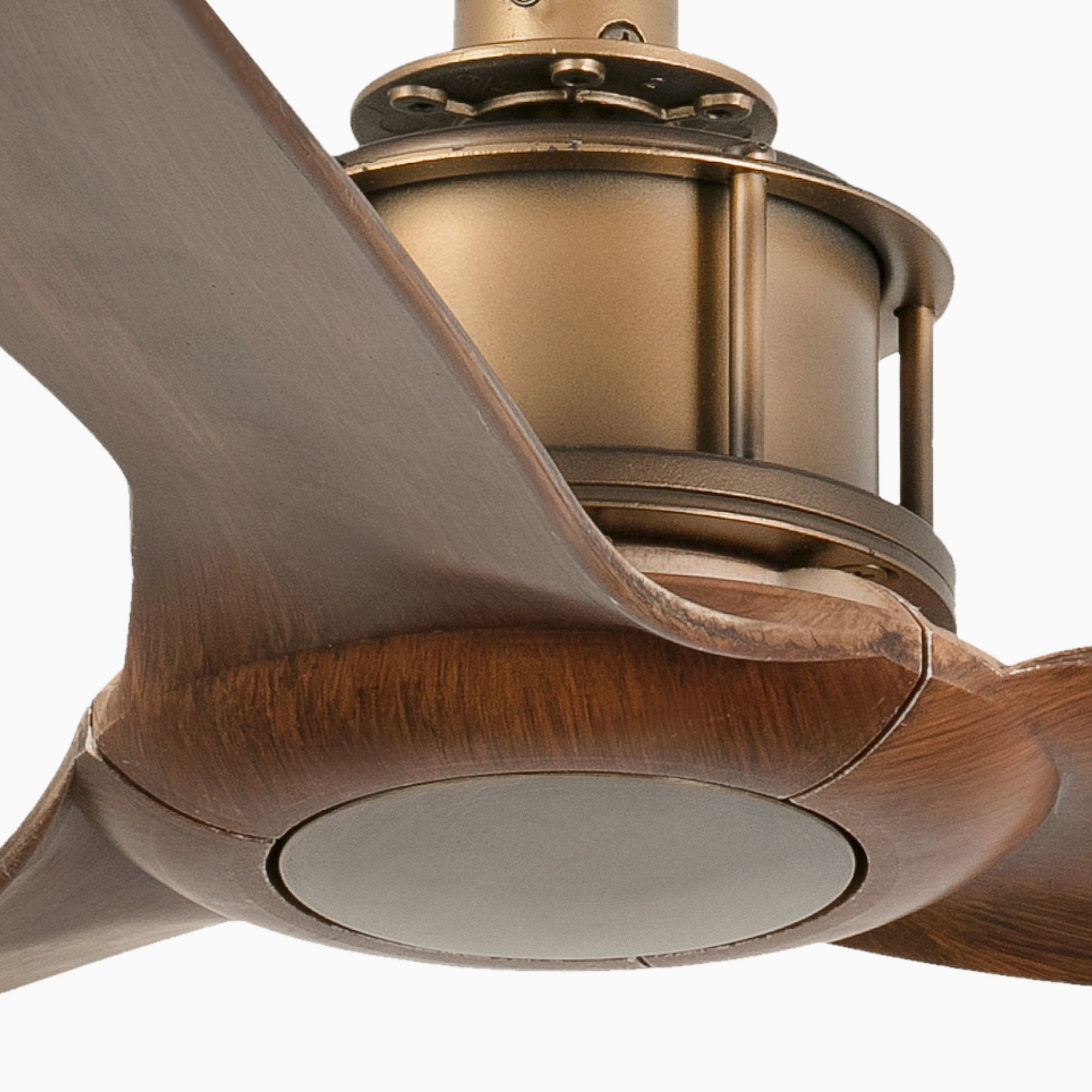 Nahaufnahme eines Deckenventilators mit braunen Flügeln und Bronzedetails.