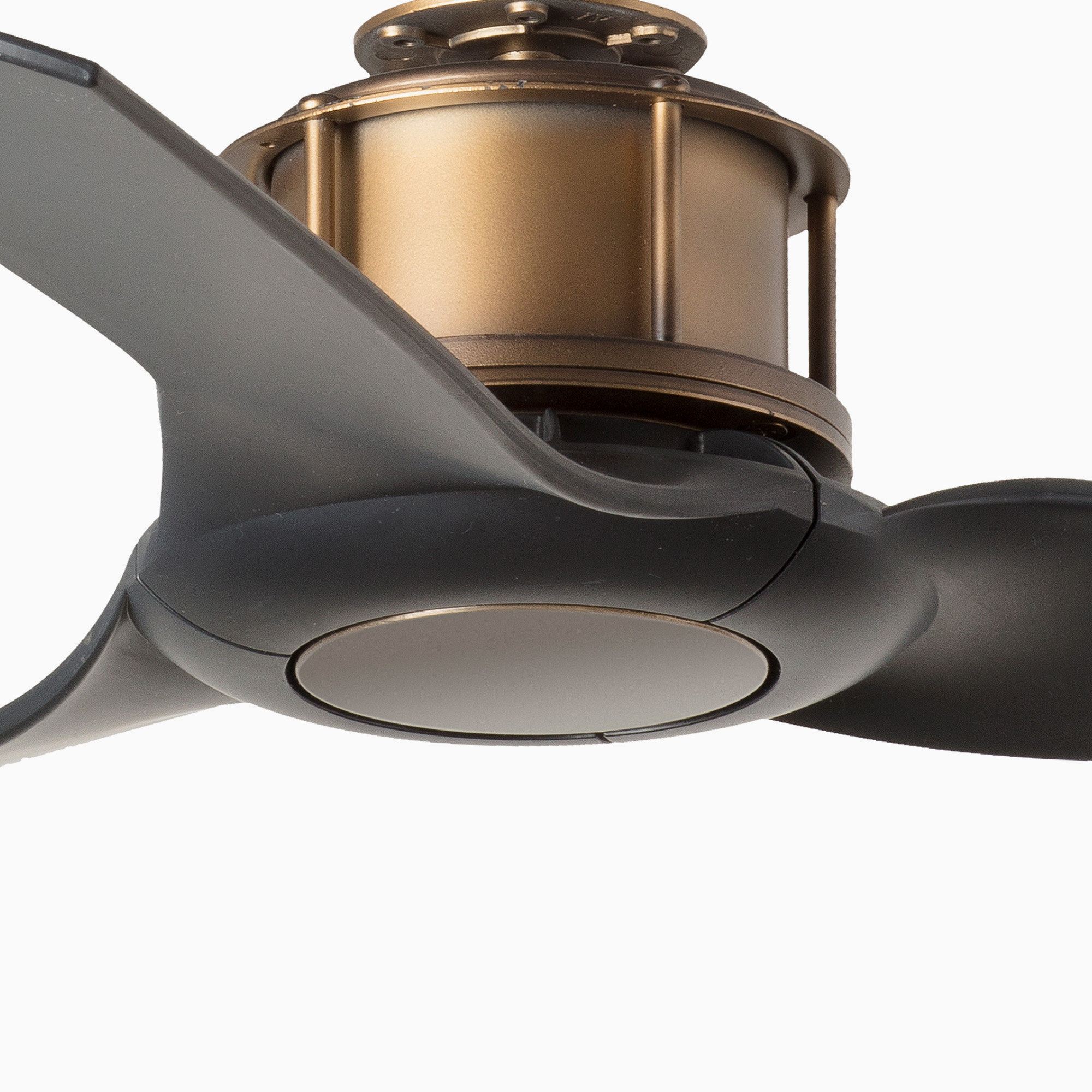 Deckenventilator mit drei schwarzen Flügeln und einem bronzefarbenen Motorgehäuse.
