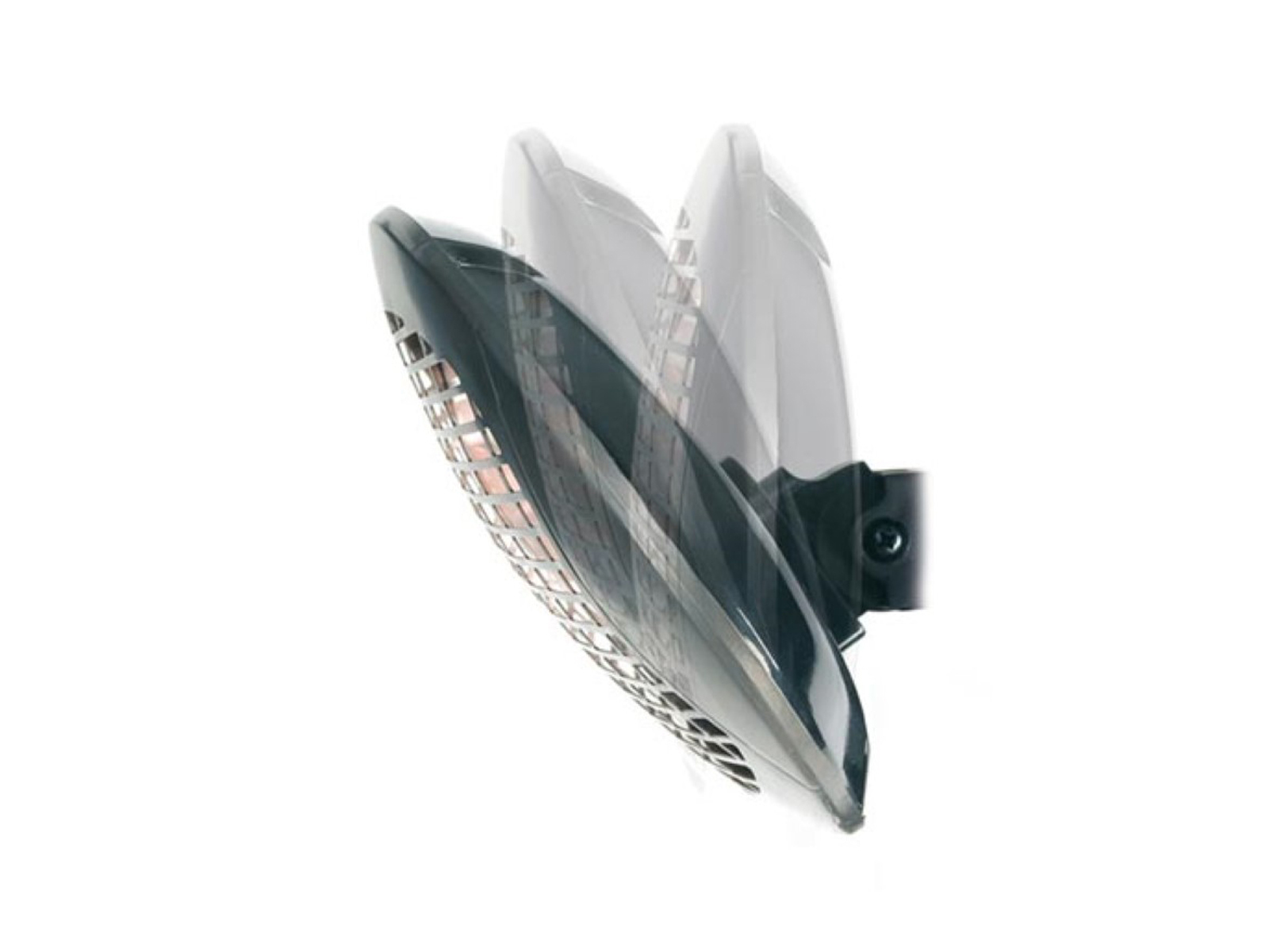 Ein Ventilator mit schwarzem Körper und Gitter, in drei überlappenden Positionen vor Weiß gezeigt.