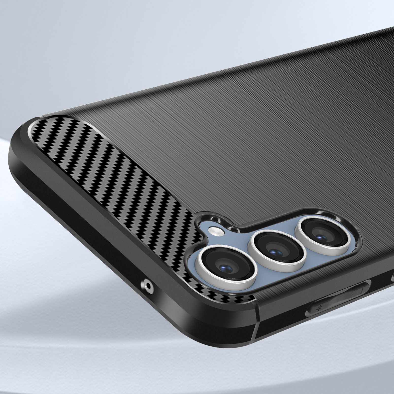 Primo piano di una custodia nera per telefono con lenti triple e design in fibra di carbonio.