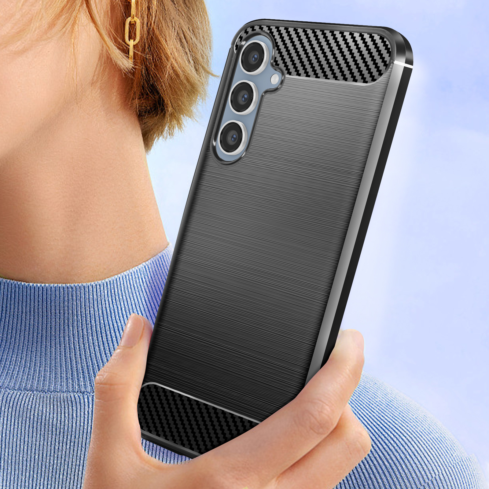 Mano di una persona che tiene una custodia per telefono nera e grigia con tripla fotocamera.