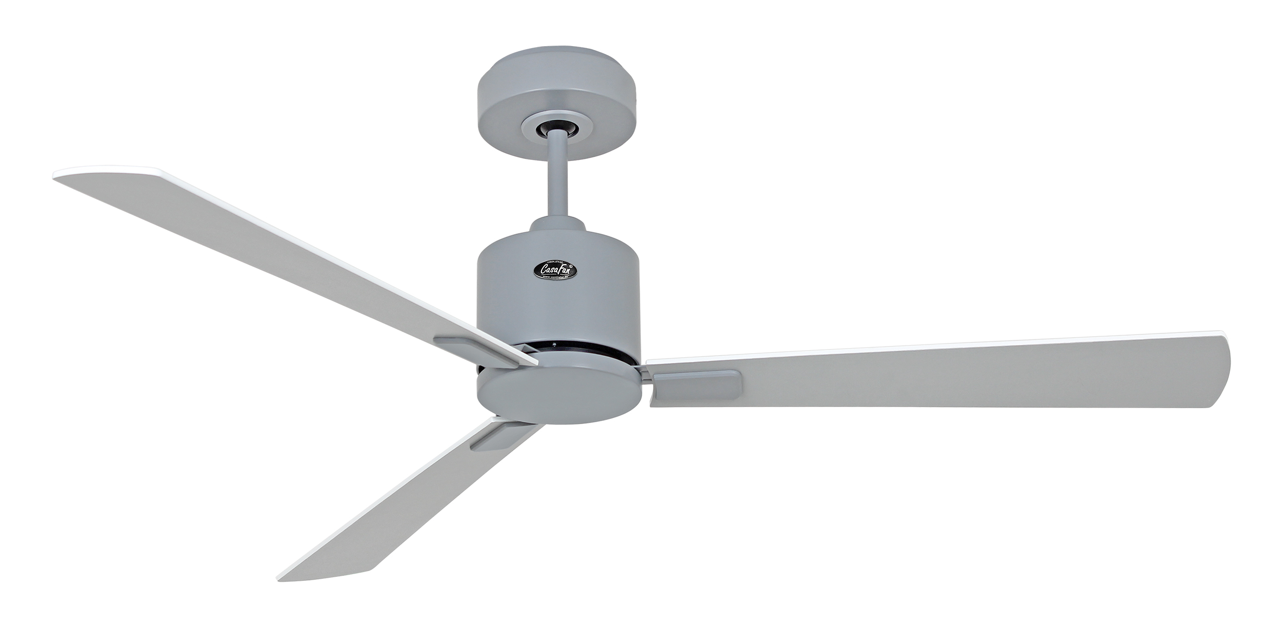 Ein grauer Deckenventilator mit drei Blättern vor weißem Hintergrund. Der Motor des Ventilators ist zylindrisch.