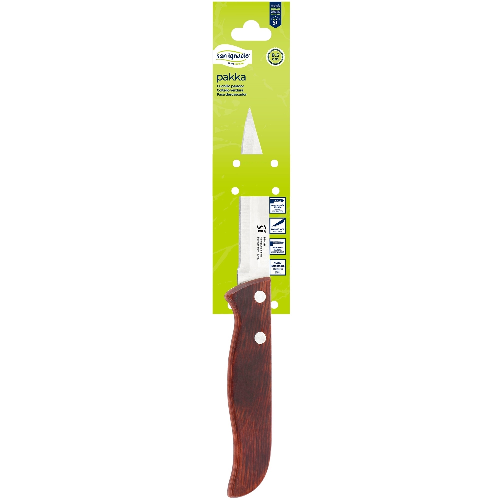 Un cuchillo con mango de madera y hoja en el embalaje. El embalaje tiene texto. El fondo es blanco.