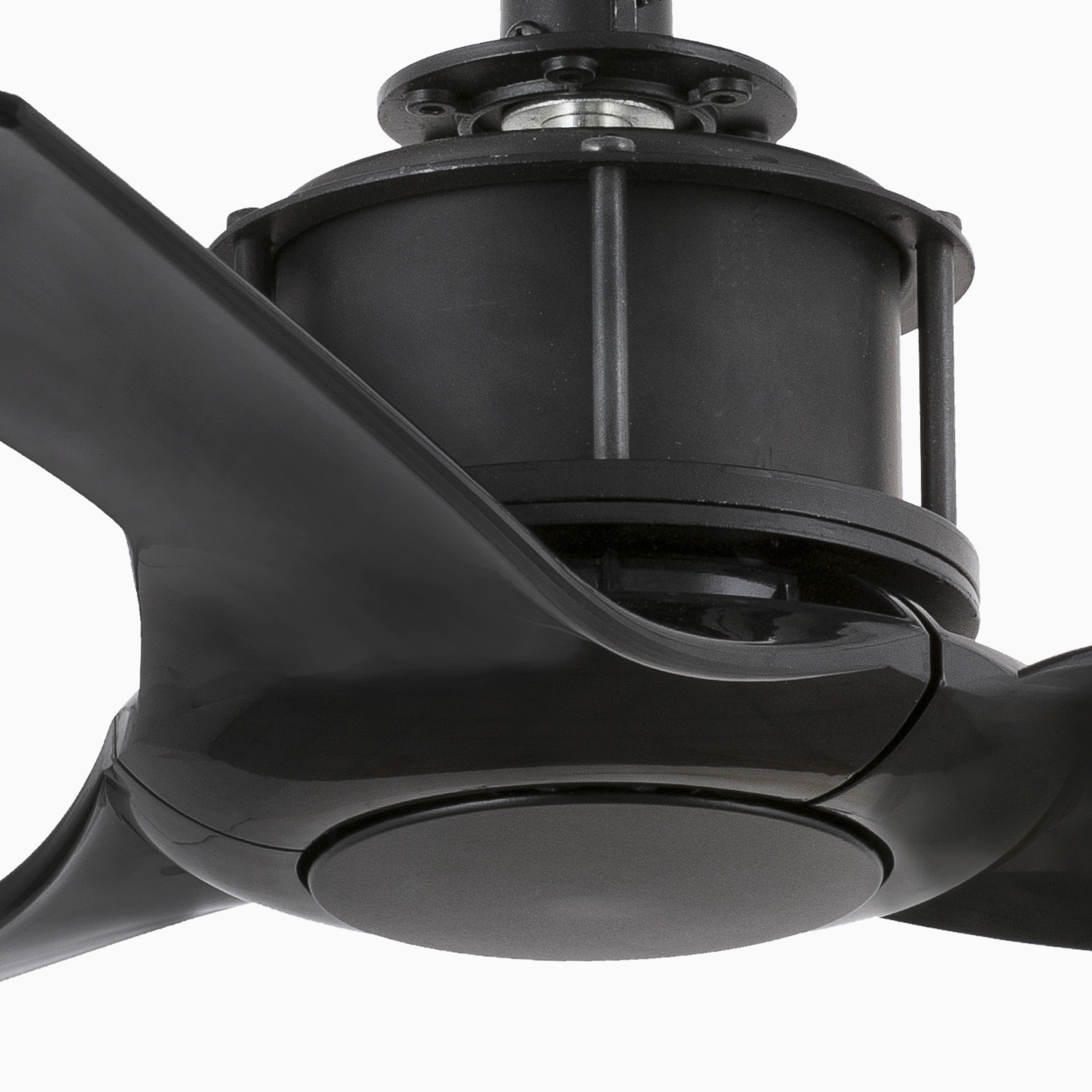 Nahaufnahme eines schwarzen Deckenventilators mit drei Flügeln, einem Motorgehäuse und einer zentralen Leuchte.