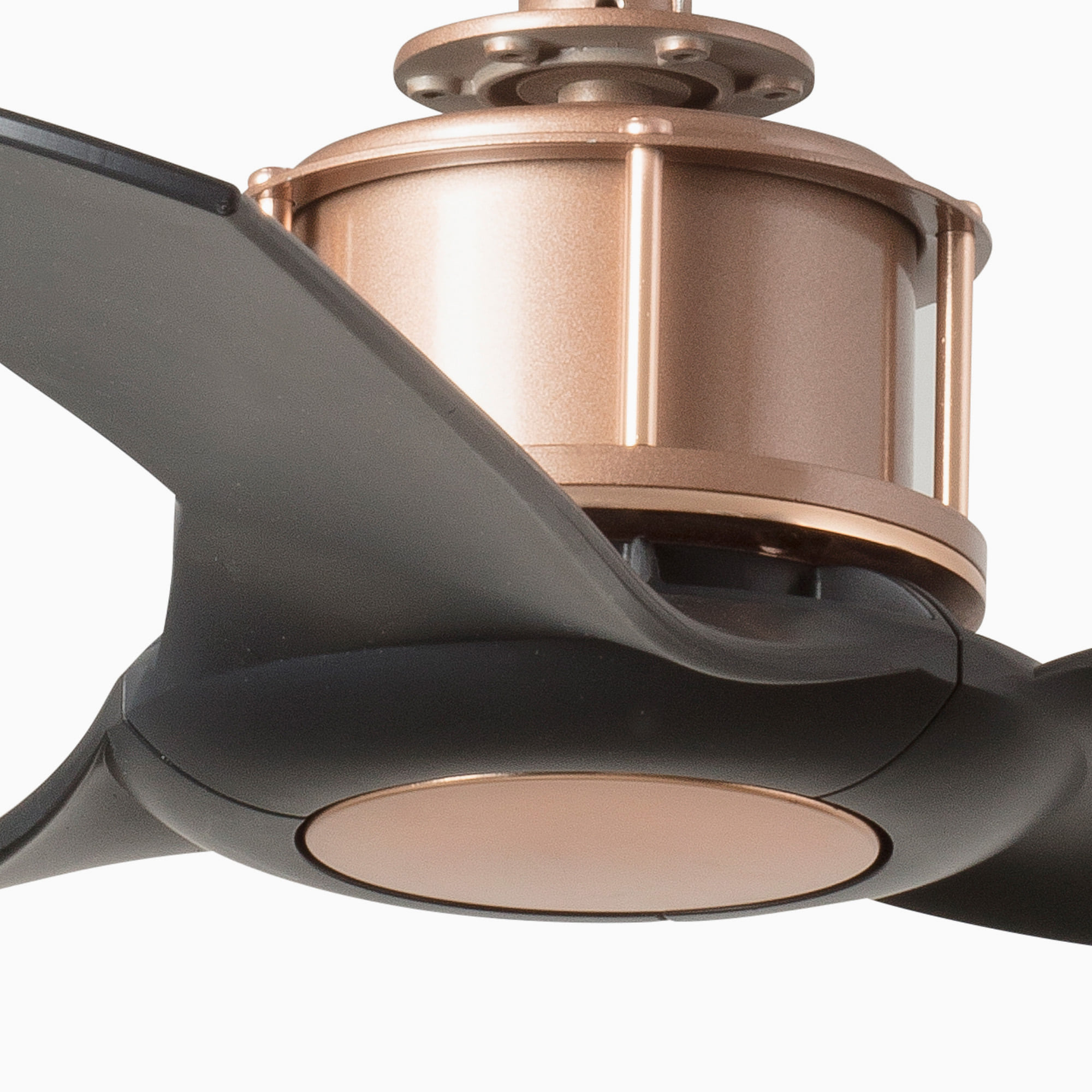 Nahaufnahme eines Deckenventilators. Mit bronzefarbenem Gehäuse und schwarzen Flügeln. Weißer Hintergrund.