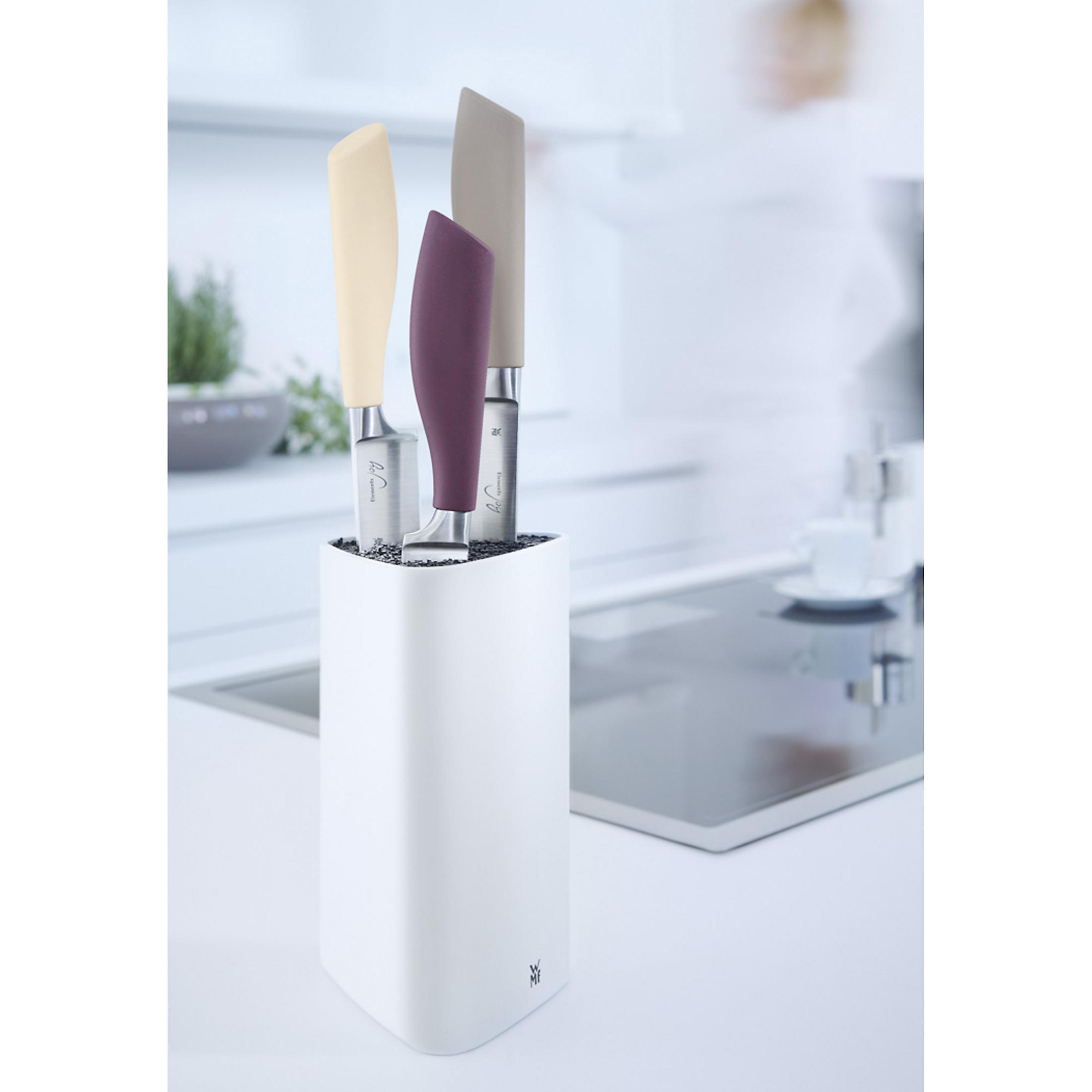 Weißer Messerblock mit drei Messern. Messer haben unterschiedlich farbige Griffe: beige, lila und grau.