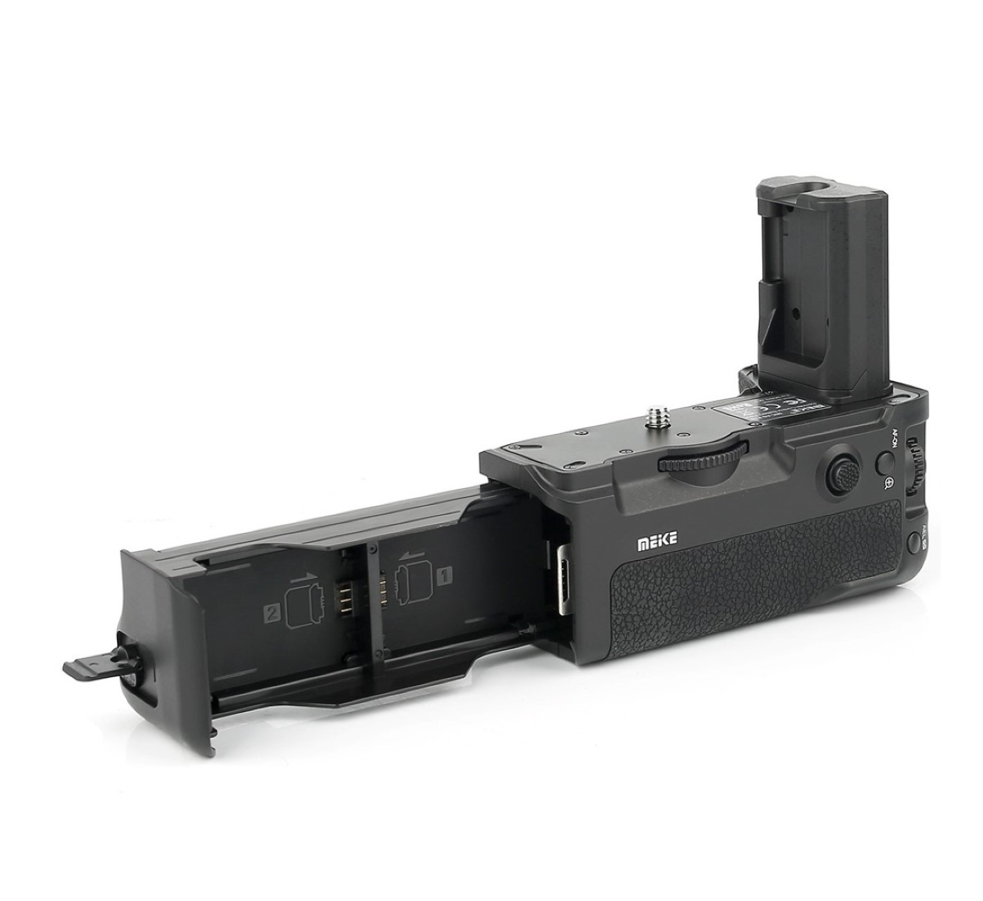 Schwarzer Kamera-Batteriegriff mit offenem Batteriefach. Weißer Hintergrund.