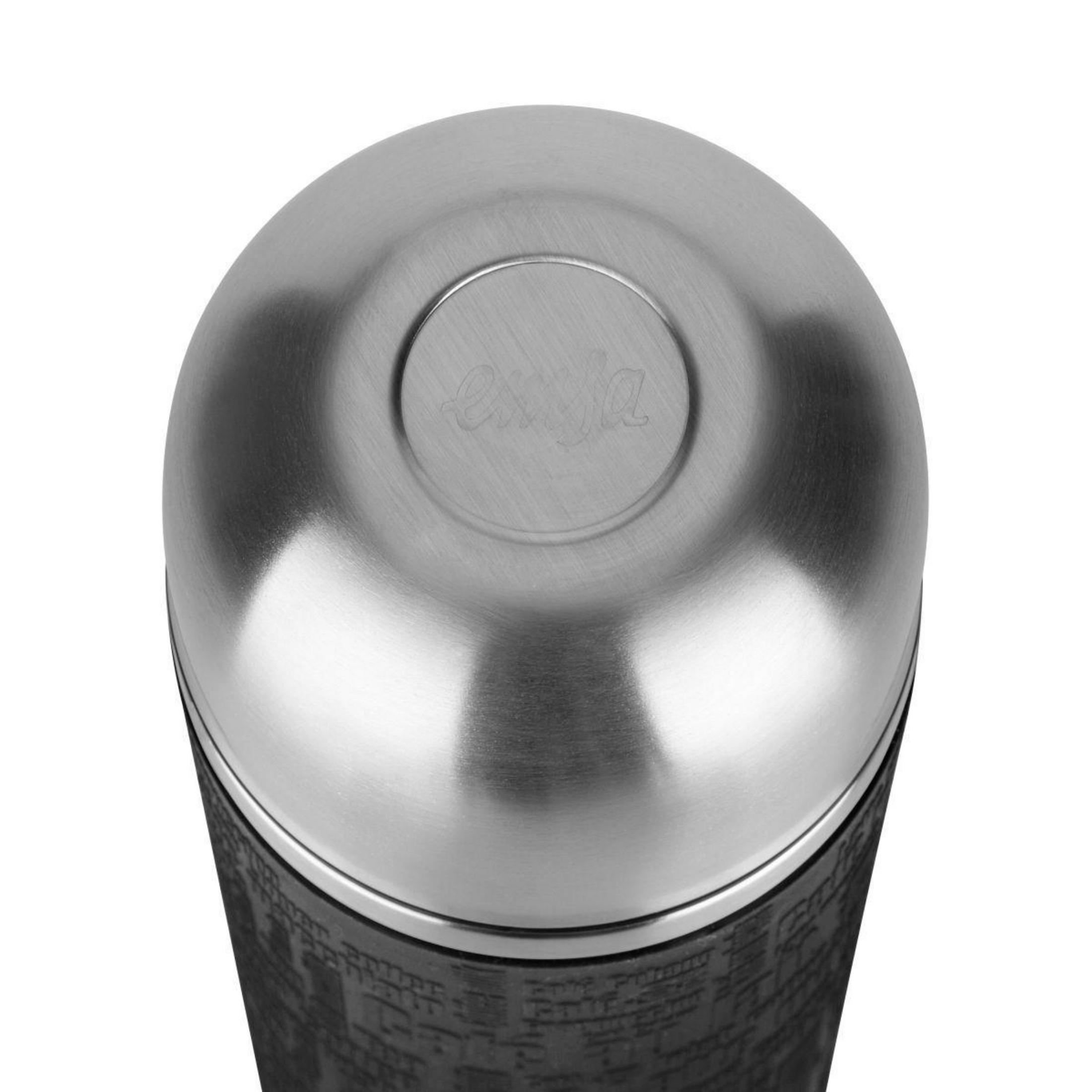 Glänzende silberne und schwarze isolierte Wasserflasche. Der Deckel hat das Logo. Weißer Hintergrund.