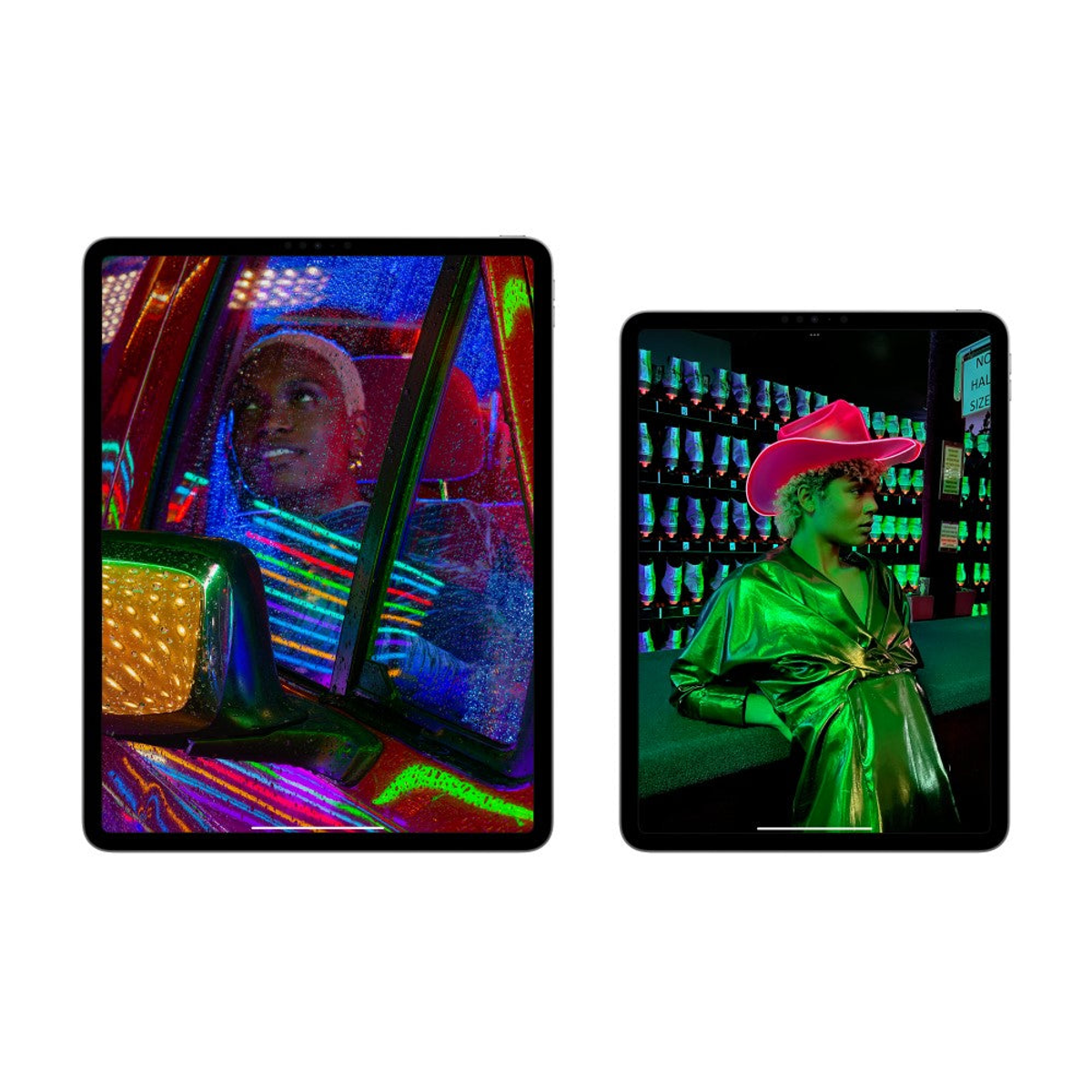 Dwa tablety. Jeden pokazuje osobę w samochodzie, drugi osobę w barze w różowym kapeluszu.