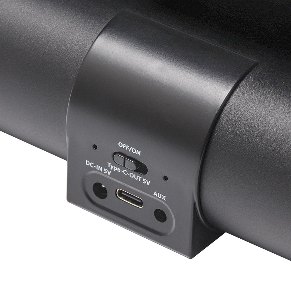 Zbliżenie czarnego urządzenia z portami oznaczonymi DC-IN, Type-C i AUX, z przełącznikiem włącz/wyłącz.