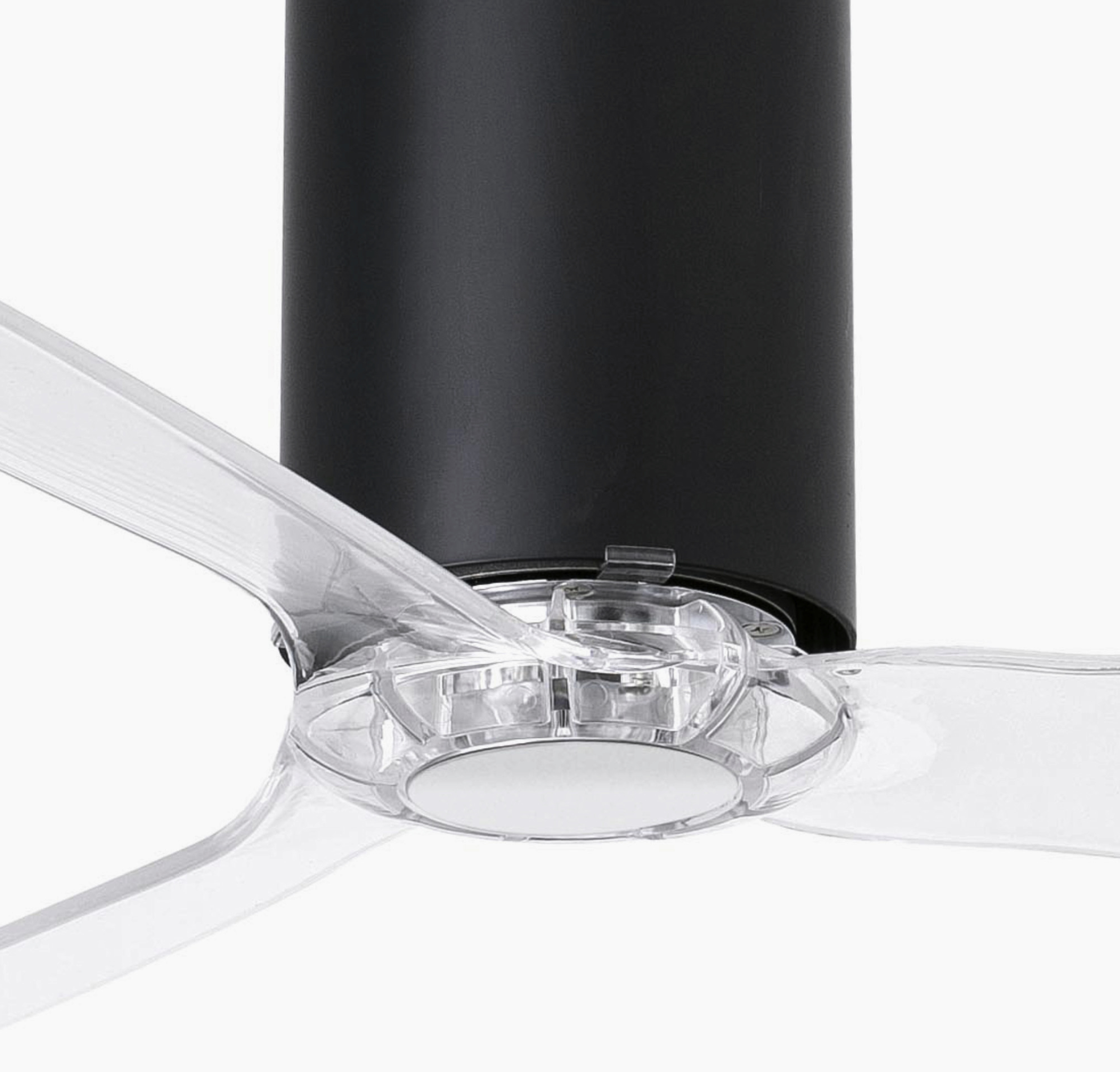 Deckenventilator mit transparenten Kunststoffflügeln und schwarzem Motorgehäuse.