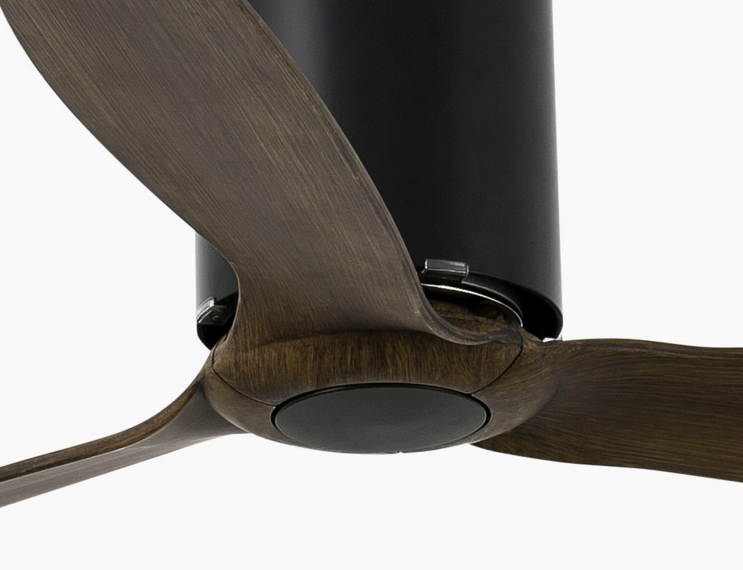 Ein Deckenventilator mit Holzblättern und einem schwarzen Motorgehäuse.