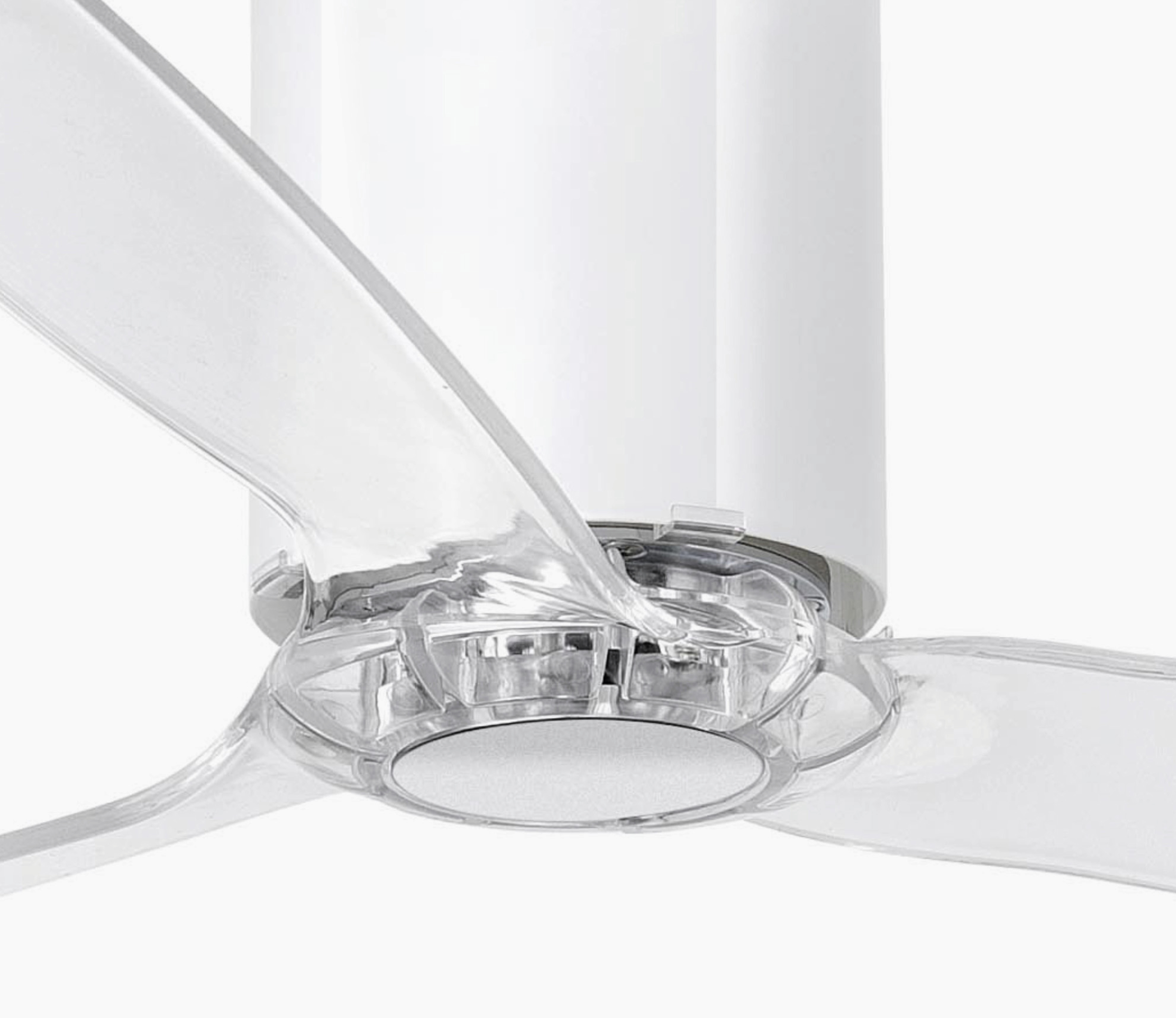 Deckenventilator mit drei transparenten Blättern und weißem Motorgehäuse.