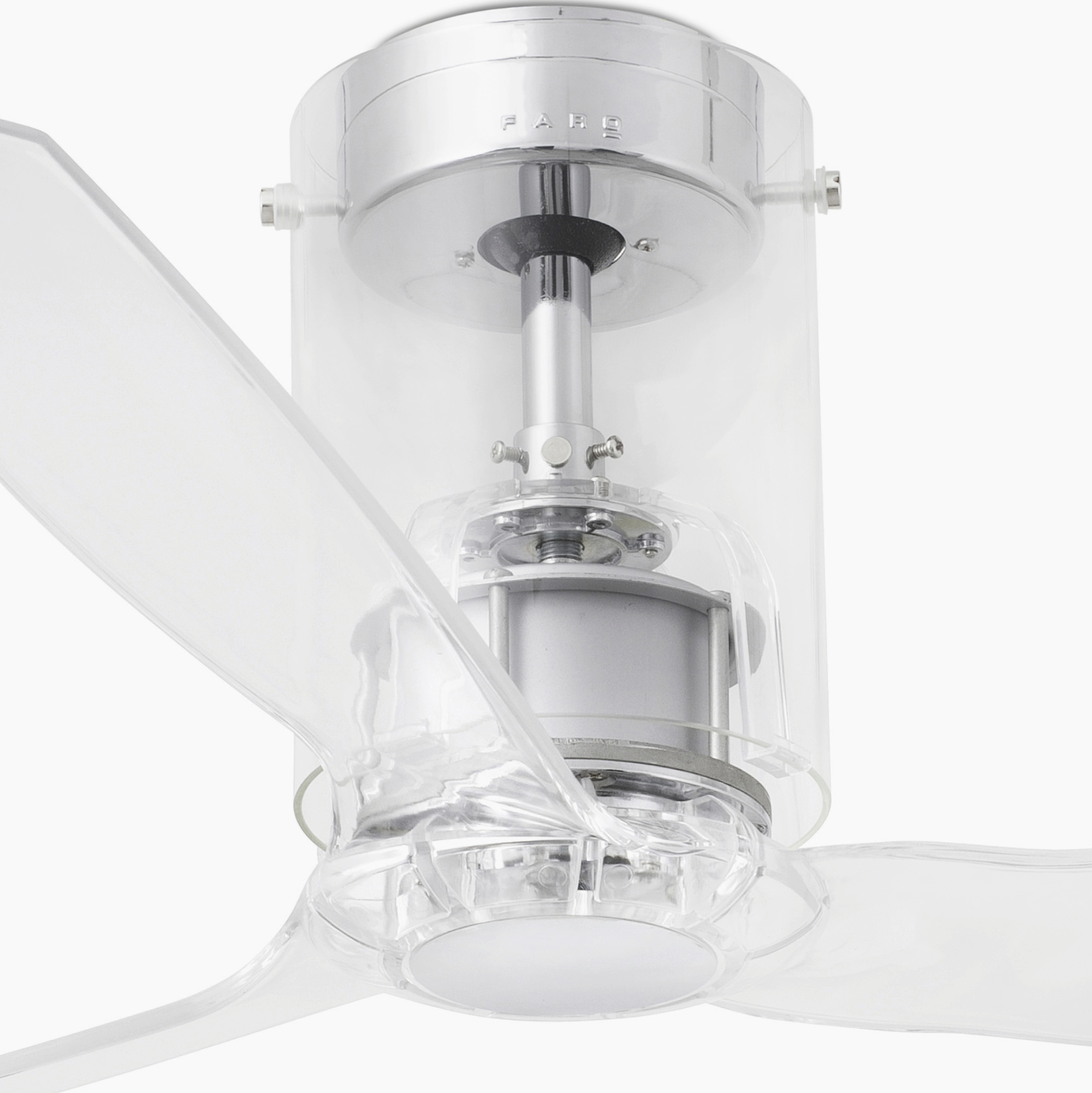 Ventilatore a soffitto con pale trasparenti e alloggiamento motore cromato.