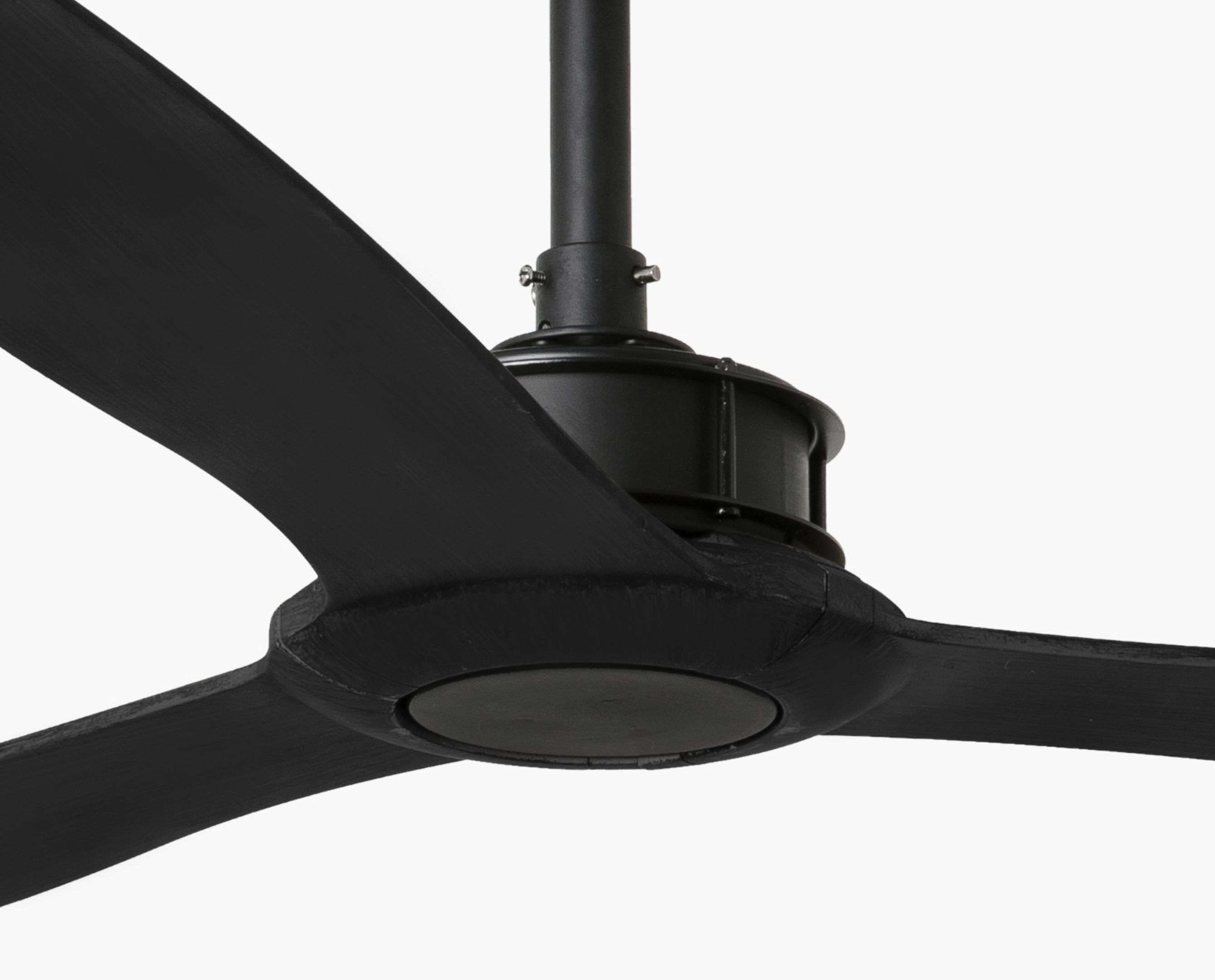 Primo piano di un ventilatore da soffitto nero a tre pale, su sfondo bianco.