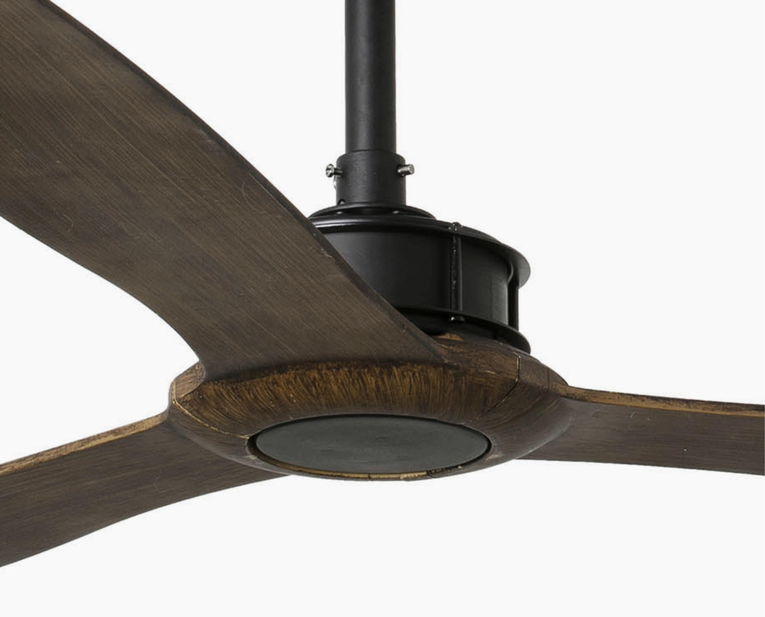 Primo piano di un ventilatore a soffitto con tre pale in legno scuro e un alloggiamento motore nero, sfondo bianco.