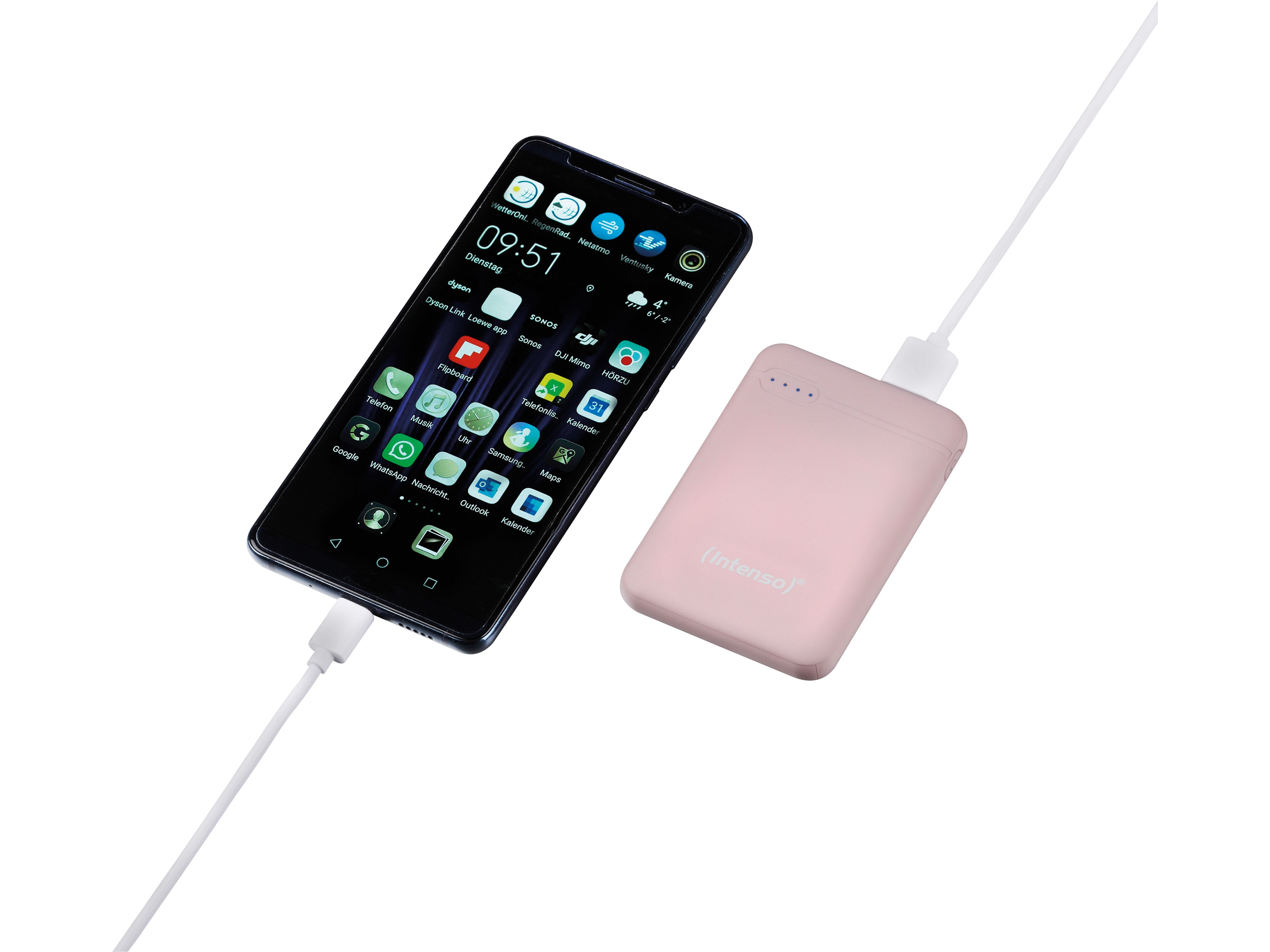Smartphone, der mit einer pinken Powerbank geladen wird. Weißes Ladekabel. Weißer Hintergrund.