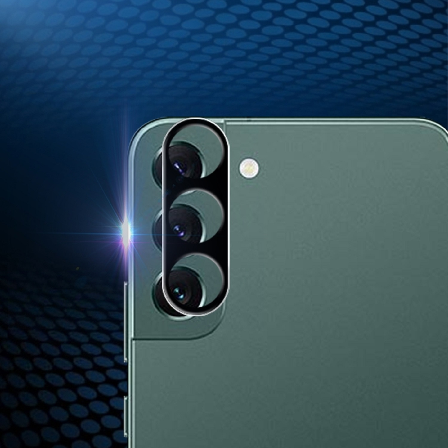 Nahaufnahme eines Smartphone-Kameraobjektivschutzes in Silber über einem grünen Telefon.