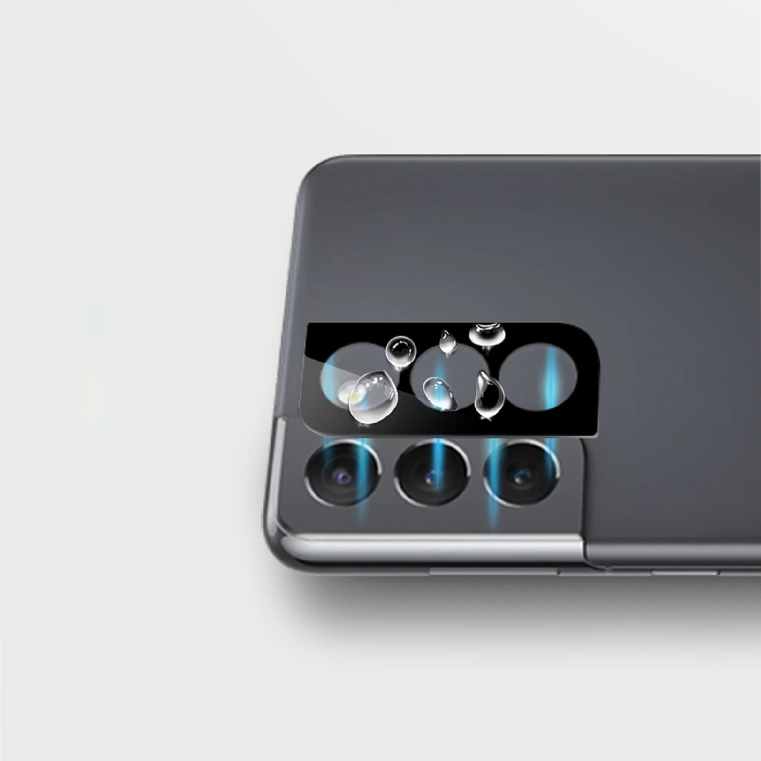 Nahaufnahme eines Smartphones mit Displayschutzfolie mit Wassertröpfchen über der Kameralinse.