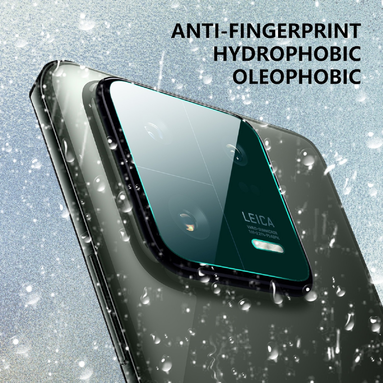 Ein Kameraschutz für das Telefon mit Wassertropfen im Hintergrund.