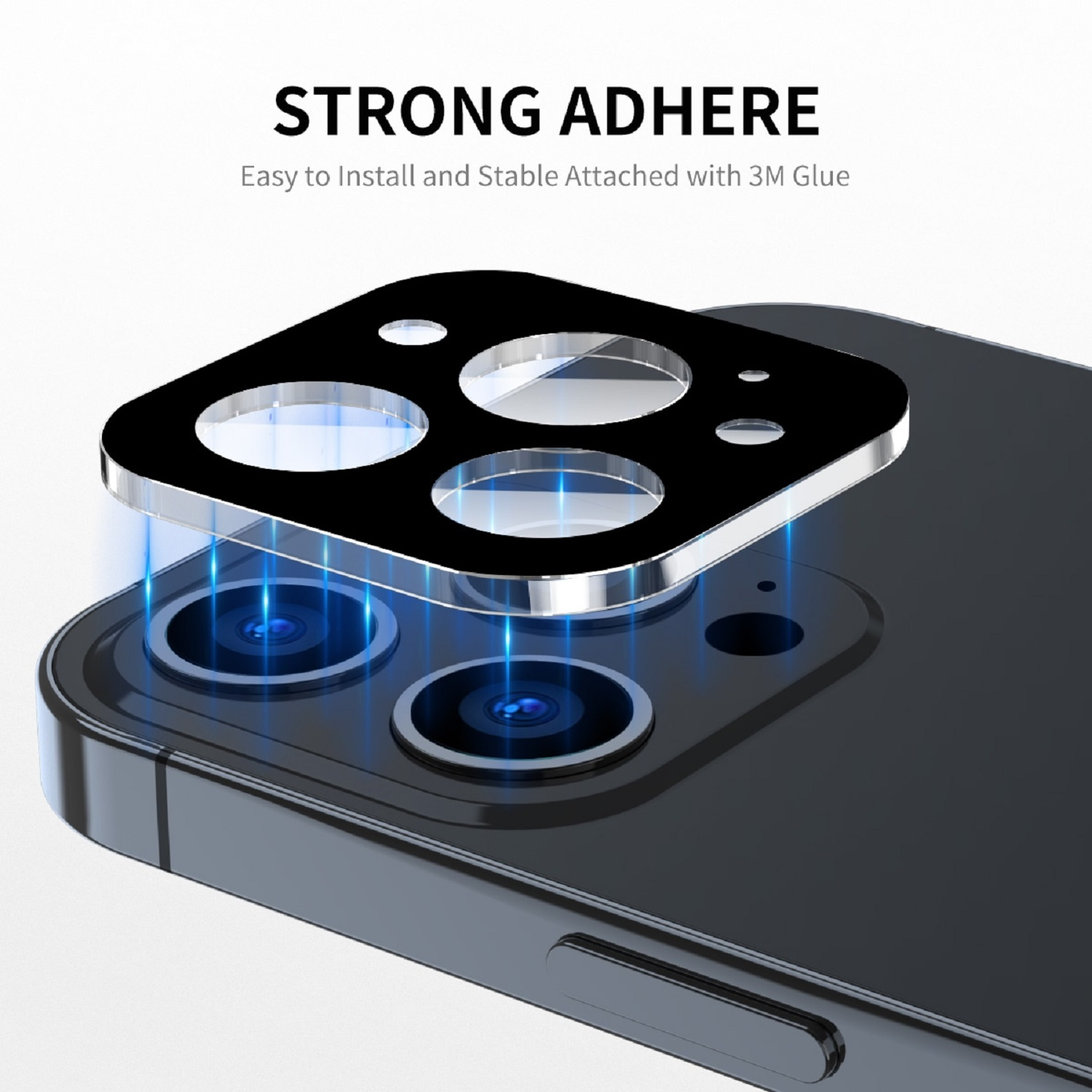 Schwarzes Telefon mit einem Kameralinsenschutz, der installiert wird. Der Schutz ist schwarz und silber.