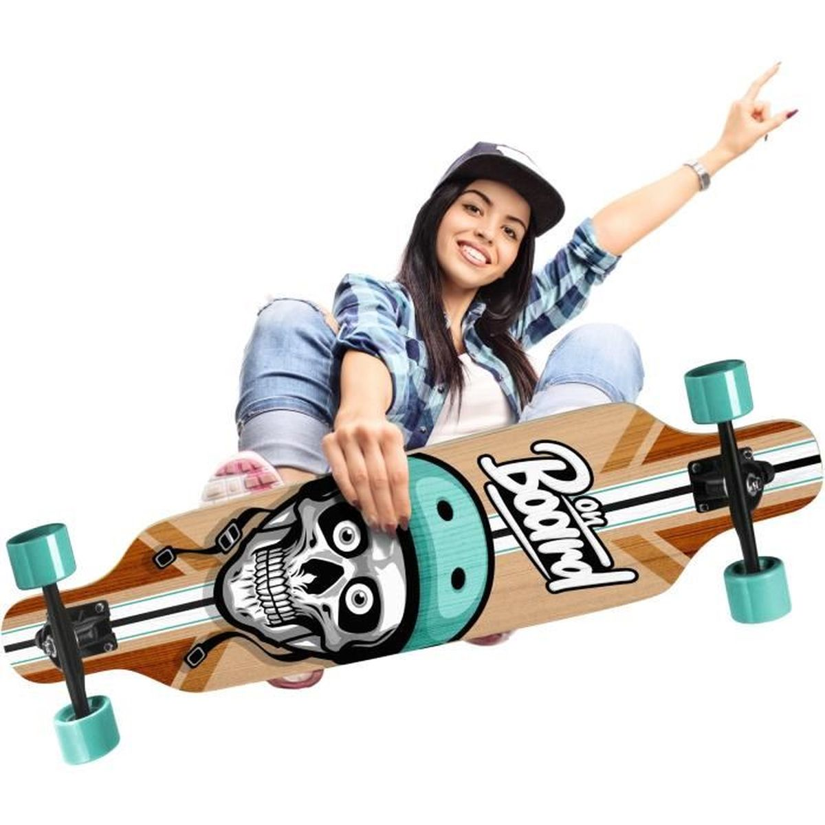 Jeune femme avec skateboard, le tenant, souriant et pointant vers le haut, sur fond blanc.